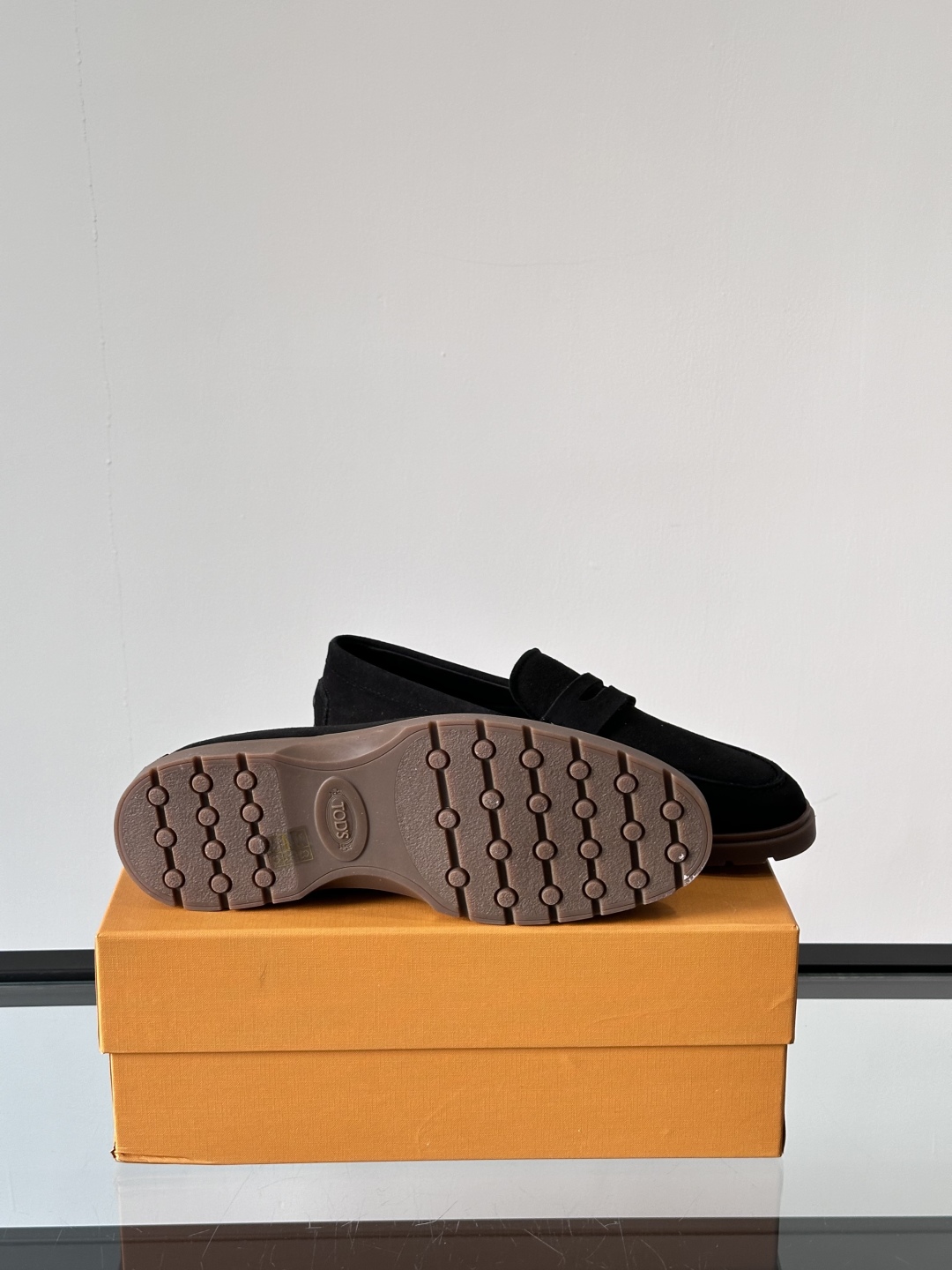 Tod'S/托德斯男士乐福鞋本款乐福鞋以雅致的进口头层牛皮革制成， 配以品牌logo横条装饰，外露手工缝