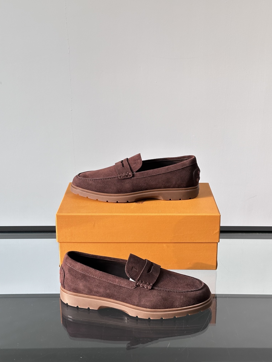 Tod'S/托德斯男士乐福鞋本款乐福鞋以雅致的进口头层牛皮革制成， 配以品牌logo横条装饰，外露手工缝