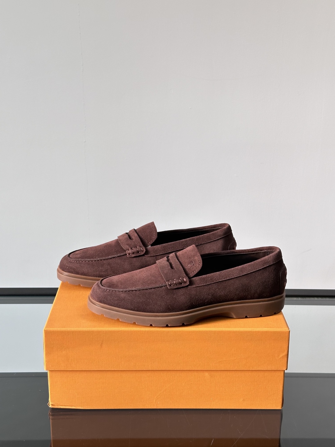 Tod'S/托德斯男士乐福鞋本款乐福鞋以雅致的进口头层牛皮革制成， 配以品牌logo横条装饰，外露手工缝