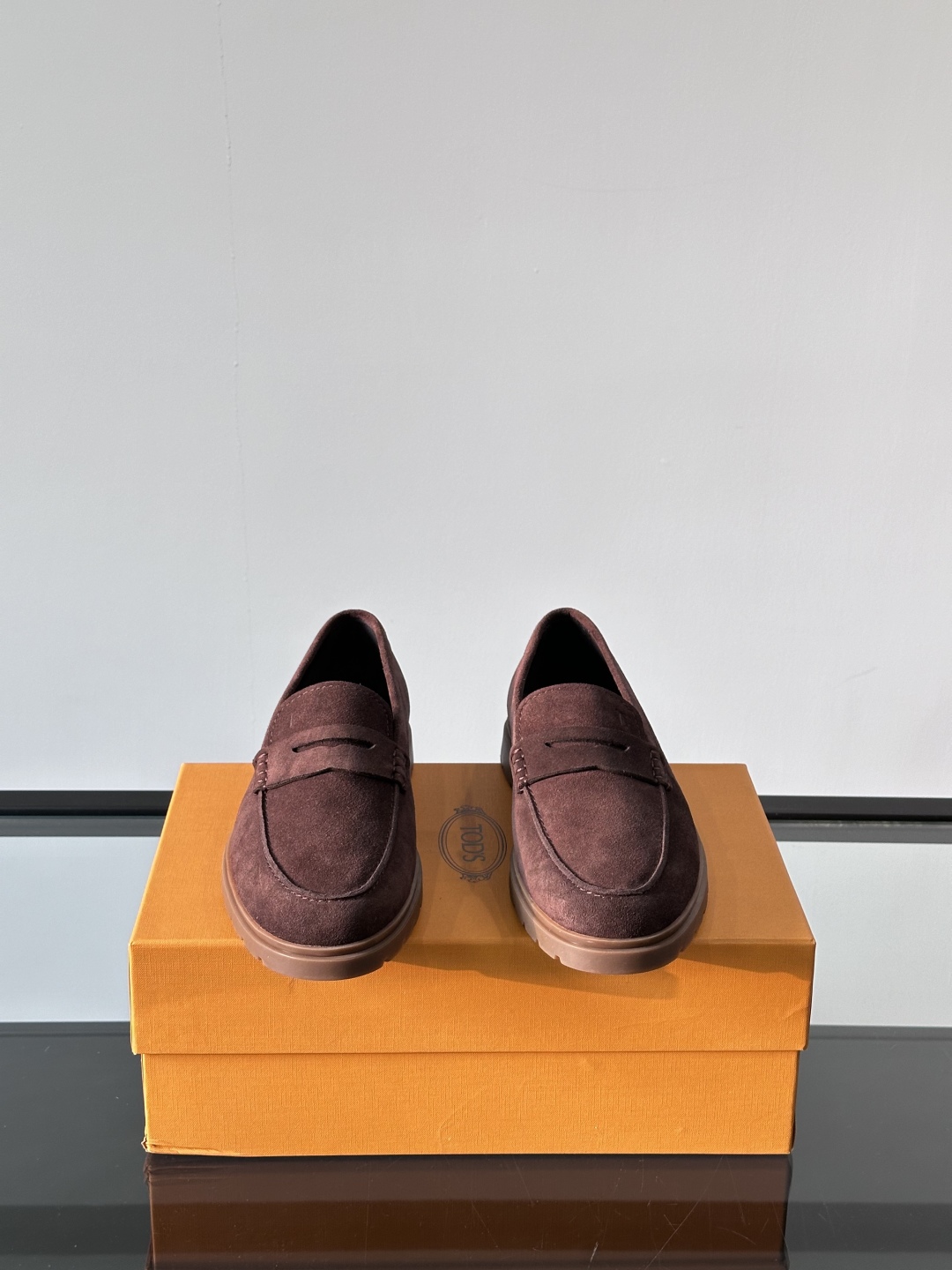 Tod'S/托德斯男士乐福鞋本款乐福鞋以雅致的进口头层牛皮革制成， 配以品牌logo横条装饰，外露手工缝