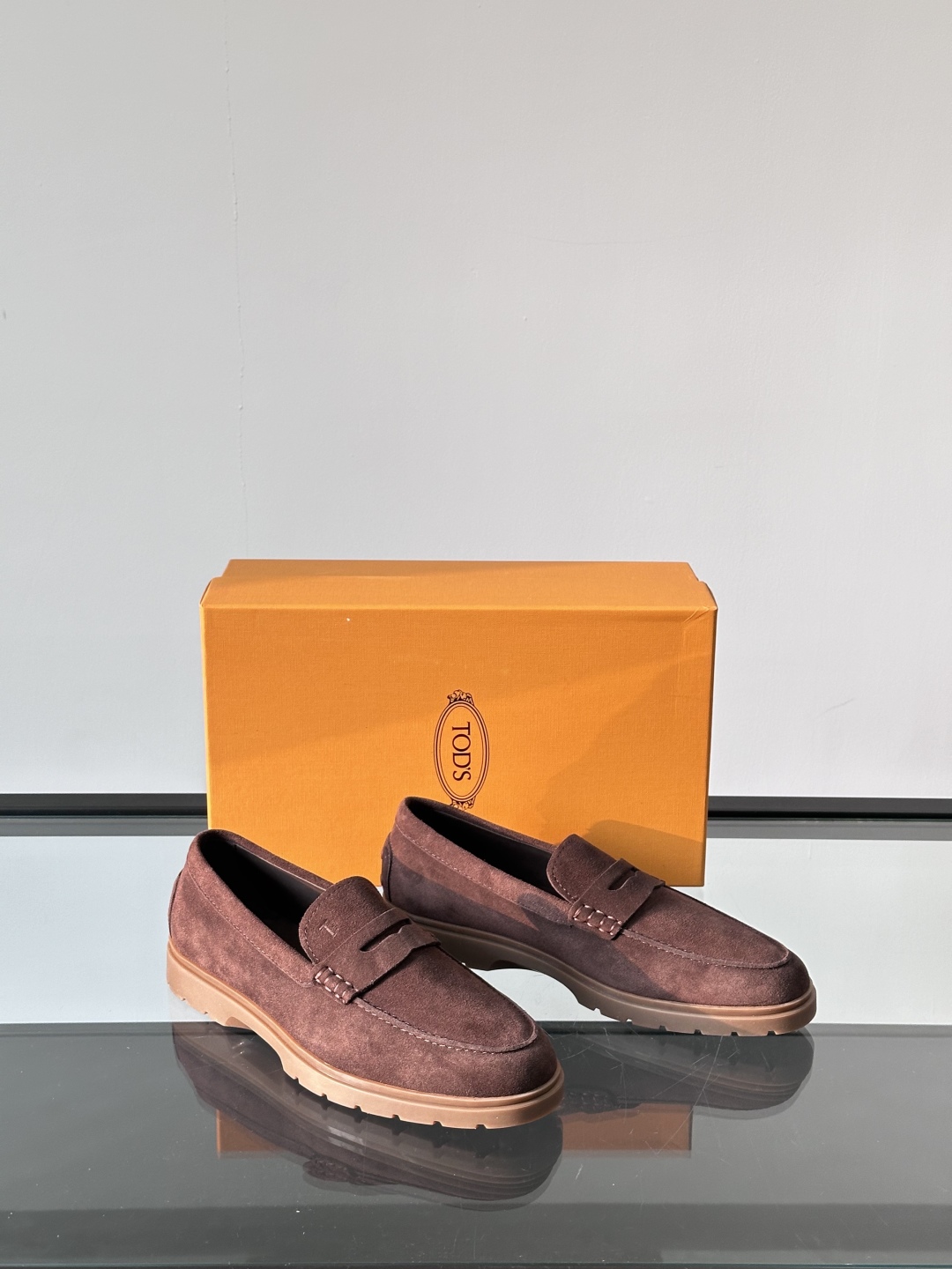 Tod'S/托德斯男士乐福鞋本款乐福鞋以雅致的进口头层牛皮革制成， 配以品牌logo横条装饰，外露手工缝