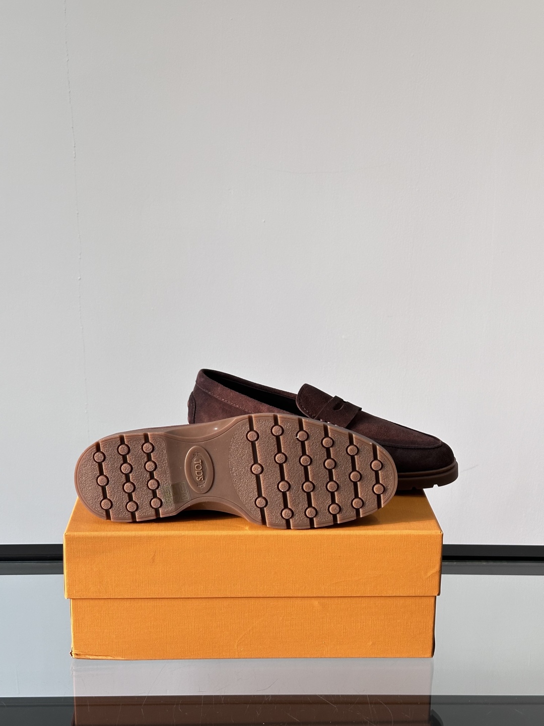 Tod'S/托德斯男士乐福鞋本款乐福鞋以雅致的进口头层牛皮革制成， 配以品牌logo横条装饰，外露手工缝