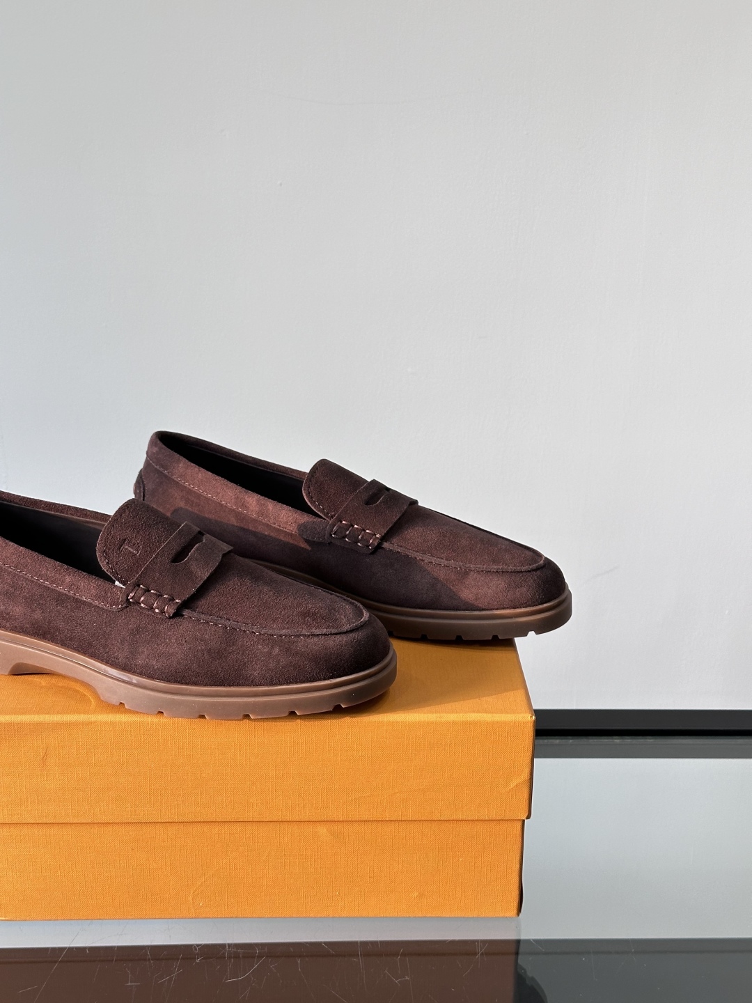 Tod'S/托德斯男士乐福鞋本款乐福鞋以雅致的进口头层牛皮革制成， 配以品牌logo横条装饰，外露手工缝