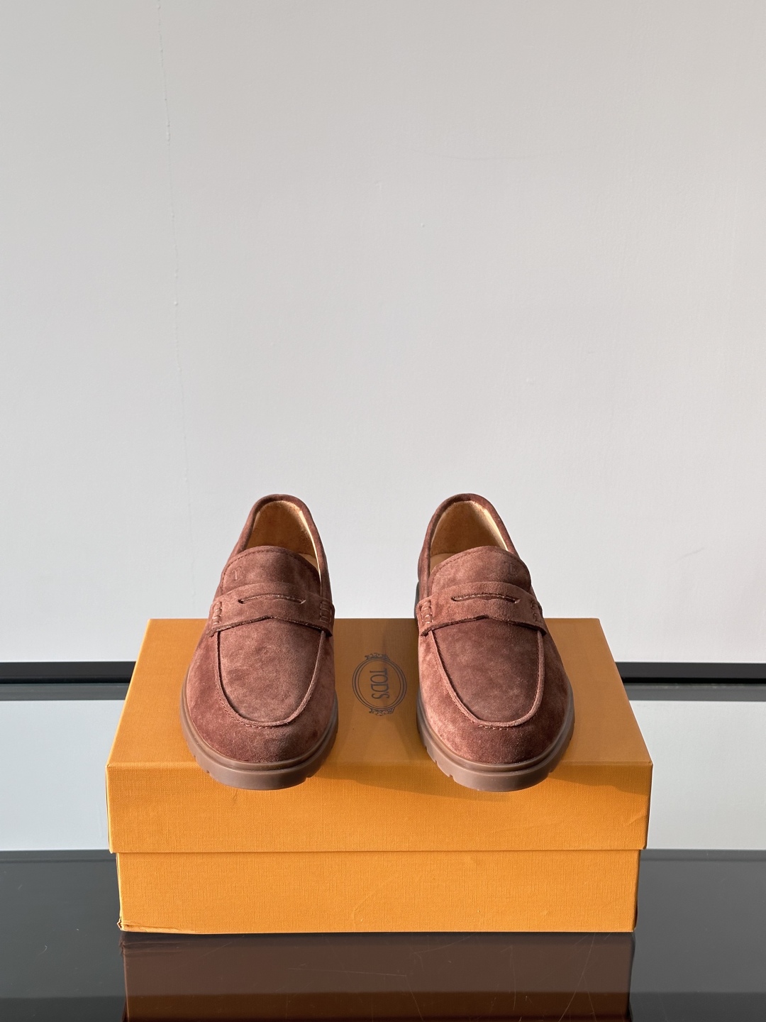 Tod'S/托德斯男士乐福鞋本款乐福鞋以雅致的进口头层牛皮革制成， 配以品牌logo横条装饰，外露手工缝