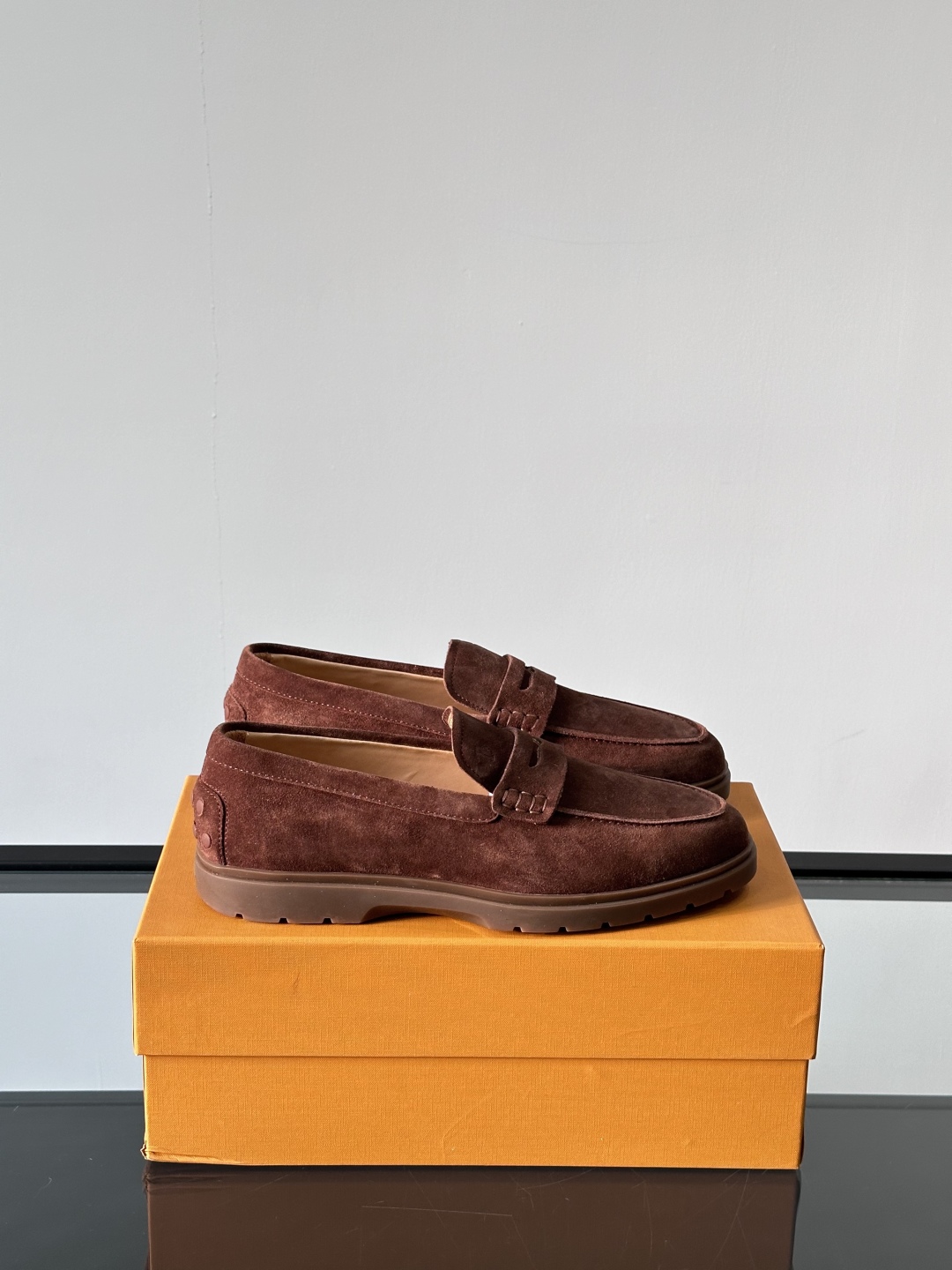 Tod'S/托德斯男士乐福鞋本款乐福鞋以雅致的进口头层牛皮革制成， 配以品牌logo横条装饰，外露手工缝