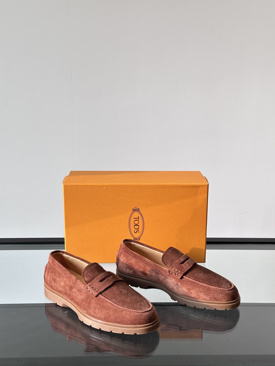 Tod'S/托德斯男士乐福鞋本款乐福鞋以雅致的进口头层牛皮革制成， 配以品牌logo横条装饰，外露手工缝