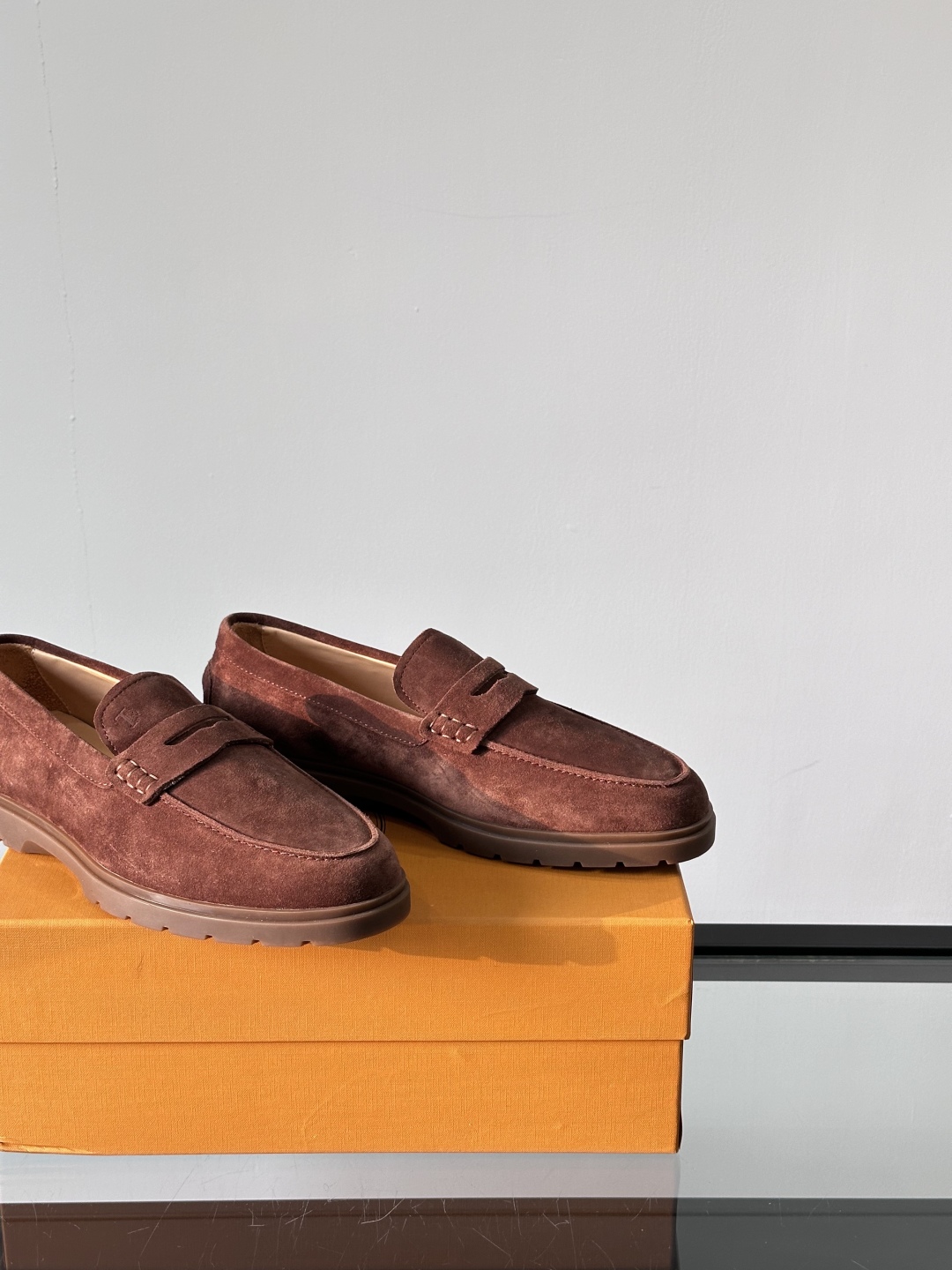 Tod'S/托德斯男士乐福鞋本款乐福鞋以雅致的进口头层牛皮革制成， 配以品牌logo横条装饰，外露手工缝