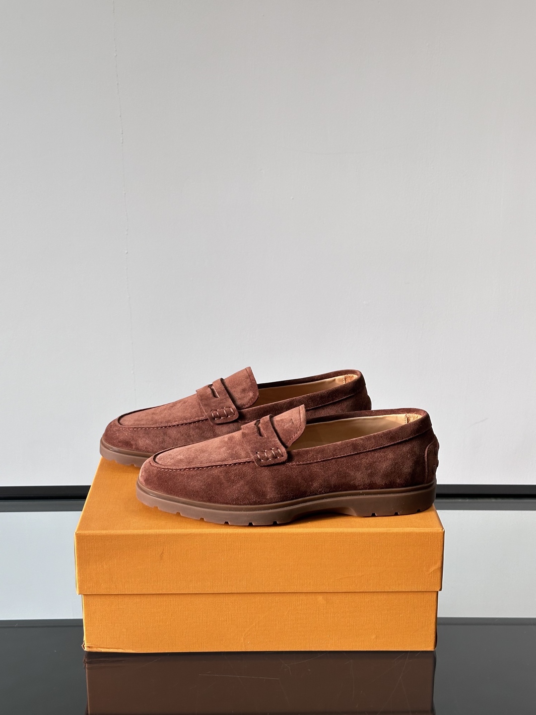 Tod'S/托德斯男士乐福鞋本款乐福鞋以雅致的进口头层牛皮革制成， 配以品牌logo横条装饰，外露手工缝