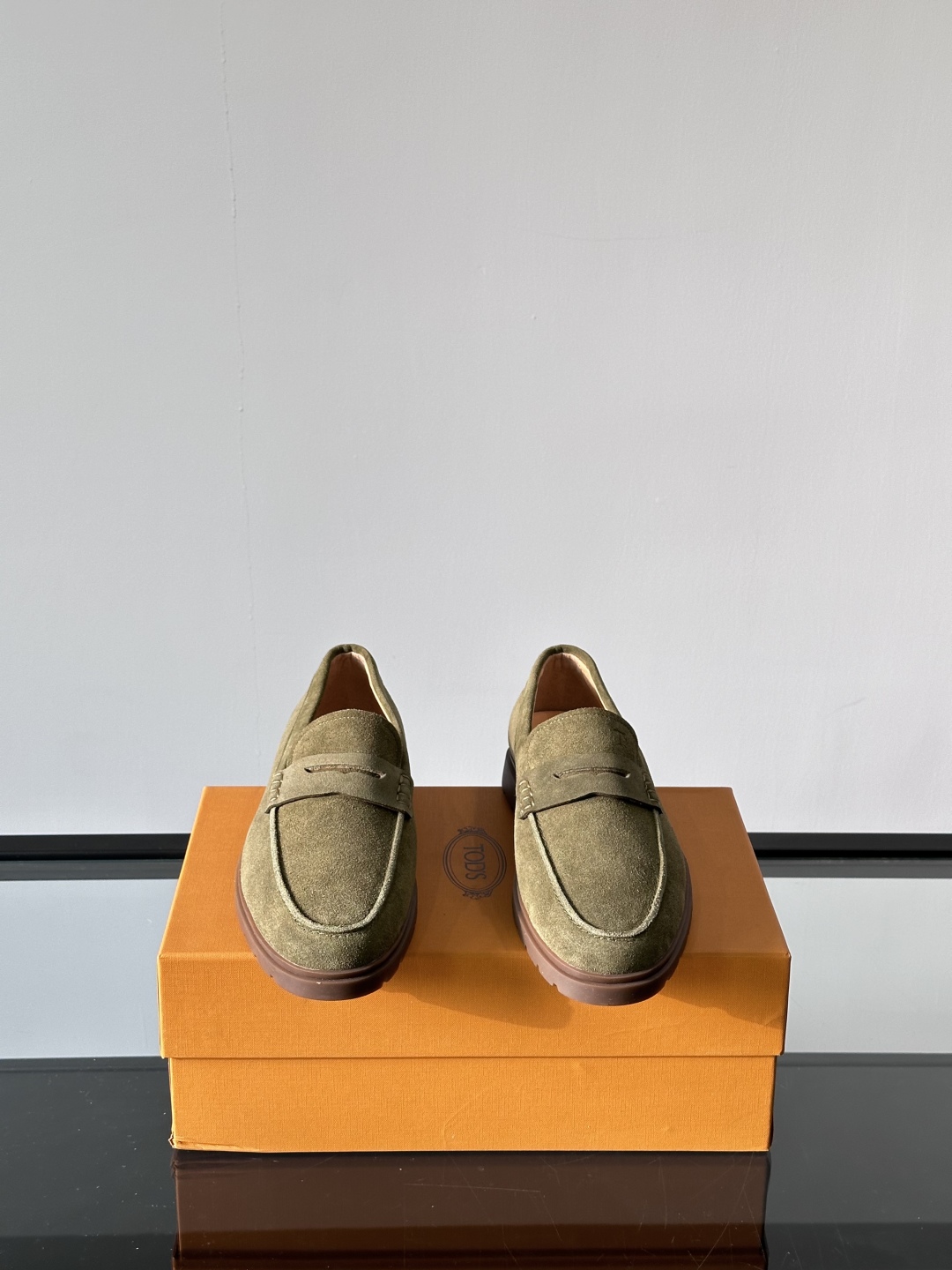 Tod'S/托德斯男士乐福鞋本款乐福鞋以雅致的进口头层牛皮革制成， 配以品牌logo横条装饰，外露手工缝