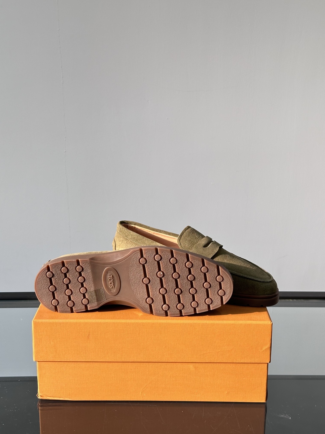 Tod'S/托德斯男士乐福鞋本款乐福鞋以雅致的进口头层牛皮革制成， 配以品牌logo横条装饰，外露手工缝