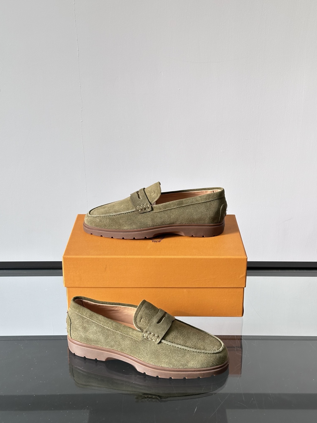 Tod'S/托德斯男士乐福鞋本款乐福鞋以雅致的进口头层牛皮革制成， 配以品牌logo横条装饰，外露手工缝