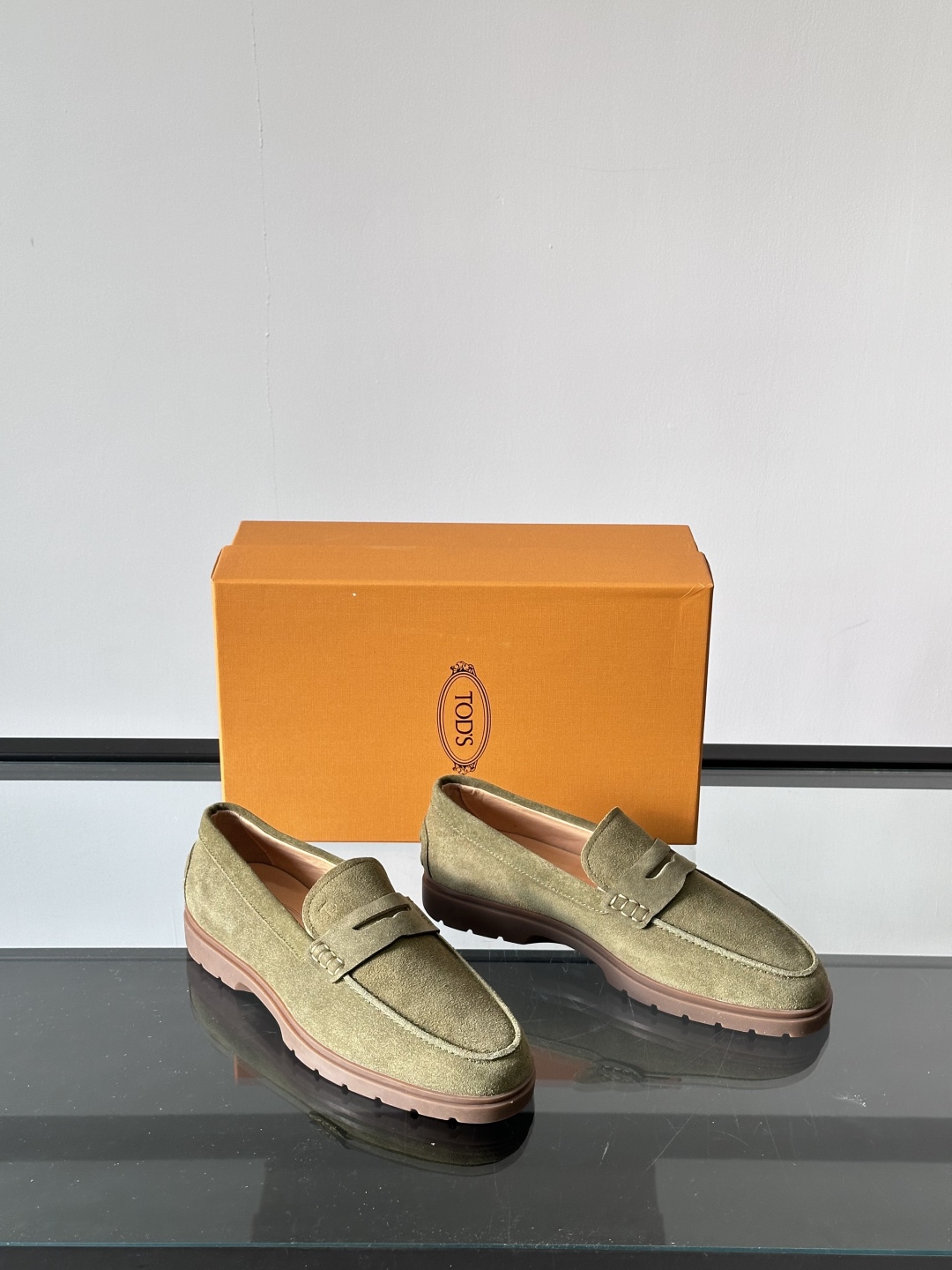 Tod'S/托德斯男士乐福鞋本款乐福鞋以雅致的进口头层牛皮革制成， 配以品牌logo横条装饰，外露手工缝