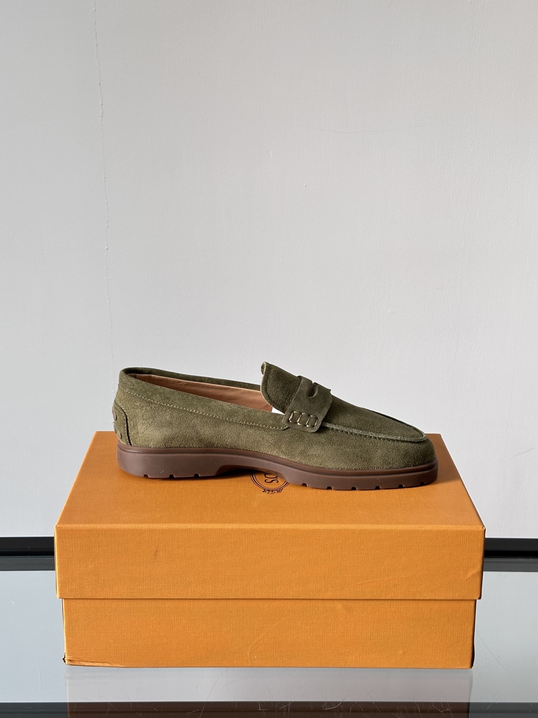Tod'S/托德斯男士乐福鞋本款乐福鞋以雅致的进口头层牛皮革制成， 配以品牌logo横条装饰，外露手工缝