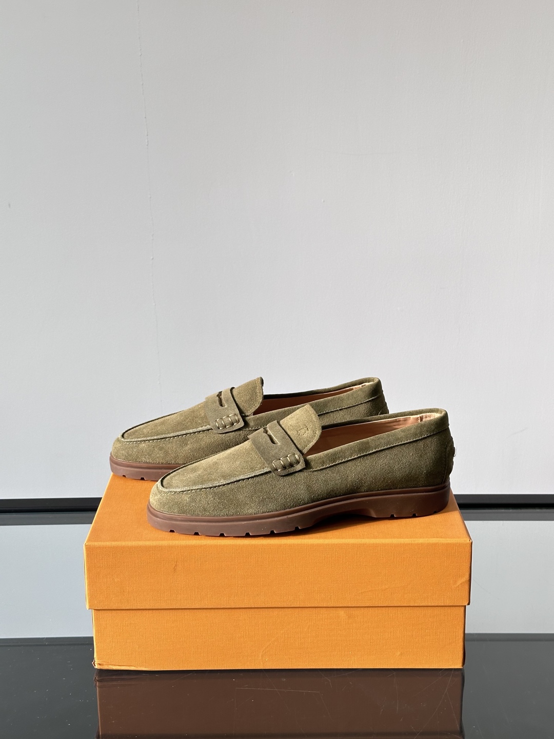 Tod'S/托德斯男士乐福鞋本款乐福鞋以雅致的进口头层牛皮革制成， 配以品牌logo横条装饰，外露手工缝