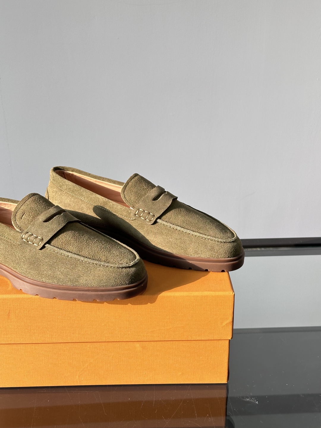 Tod'S/托德斯男士乐福鞋本款乐福鞋以雅致的进口头层牛皮革制成， 配以品牌logo横条装饰，外露手工缝