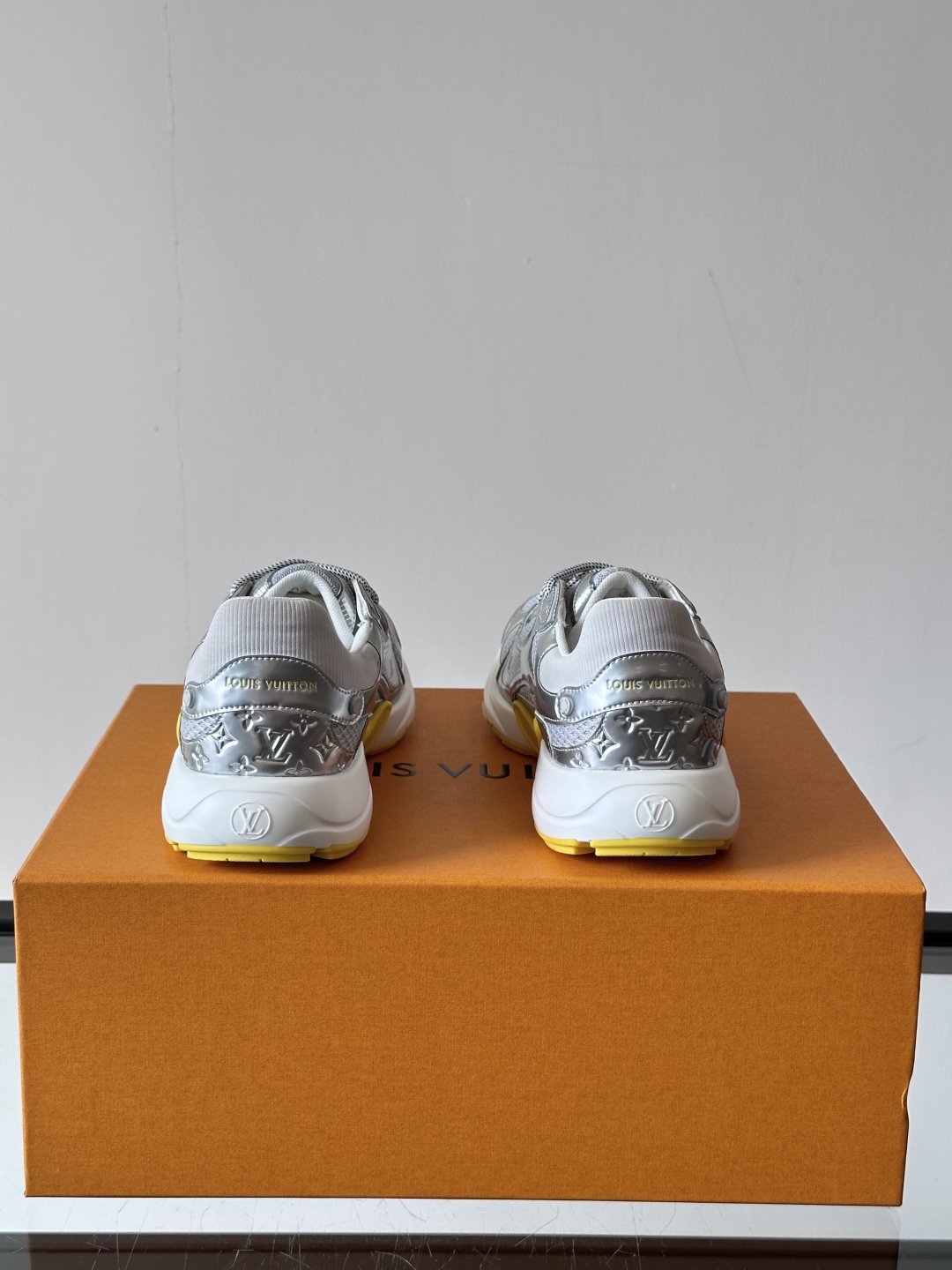  𝐋𝐨𝐮𝐢𝐬 𝐕𝐮𝐢𝐭𝐭𝐨𝐧 𝐎𝐥𝐲𝐦𝐩𝐢𝐚路易威登新品情侣款👫休闲运动鞋 LV也有自己的银角大王了❕ 