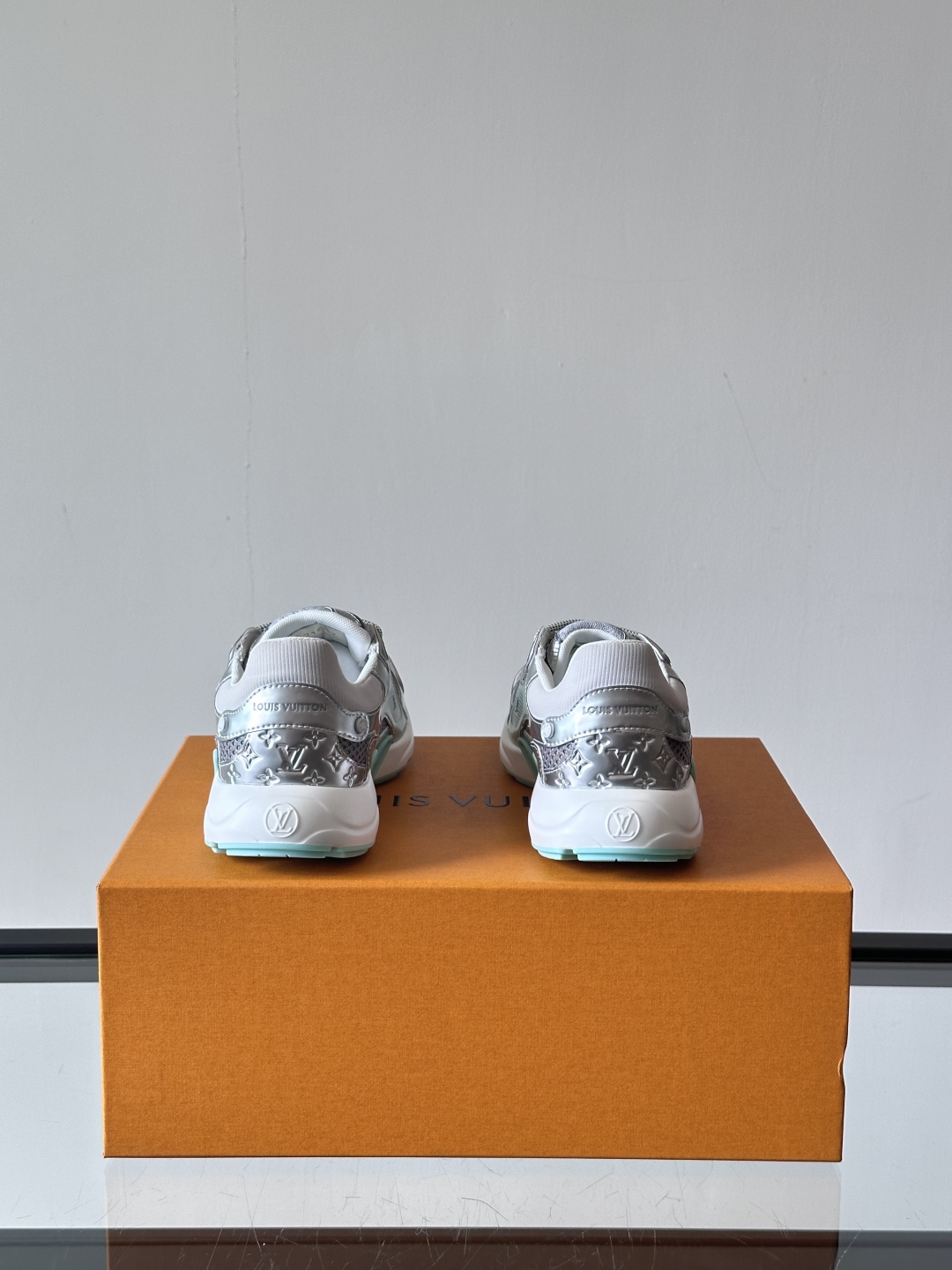  𝐋𝐨𝐮𝐢𝐬 𝐕𝐮𝐢𝐭𝐭𝐨𝐧 𝐎𝐥𝐲𝐦𝐩𝐢𝐚路易威登新品情侣款👫休闲运动鞋 LV也有自己的银角大王了❕ 