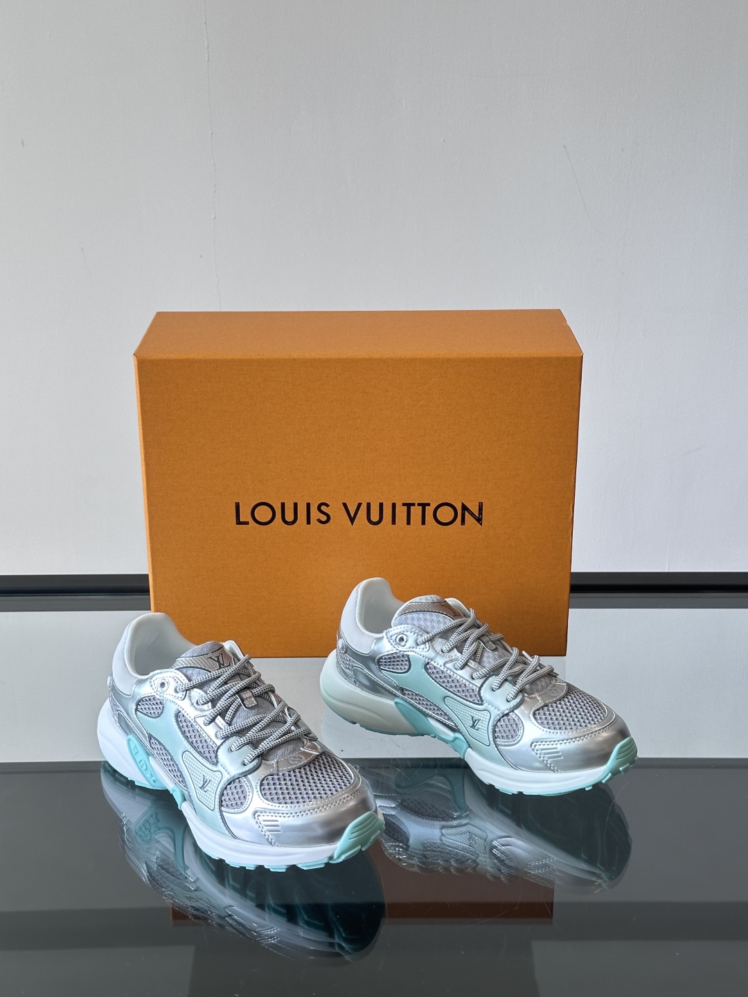  𝐋𝐨𝐮𝐢𝐬 𝐕𝐮𝐢𝐭𝐭𝐨𝐧 𝐎𝐥𝐲𝐦𝐩𝐢𝐚路易威登新品情侣款👫休闲运动鞋 LV也有自己的银角大王了❕ 