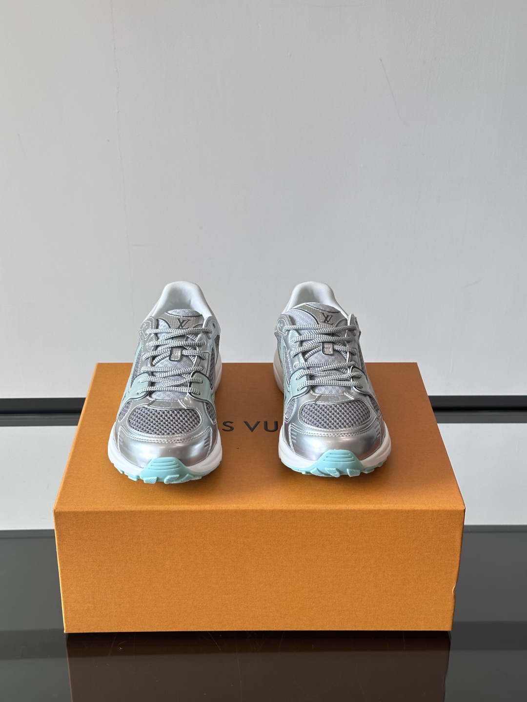  𝐋𝐨𝐮𝐢𝐬 𝐕𝐮𝐢𝐭𝐭𝐨𝐧 𝐎𝐥𝐲𝐦𝐩𝐢𝐚路易威登新品情侣款👫休闲运动鞋 LV也有自己的银角大王了❕ 