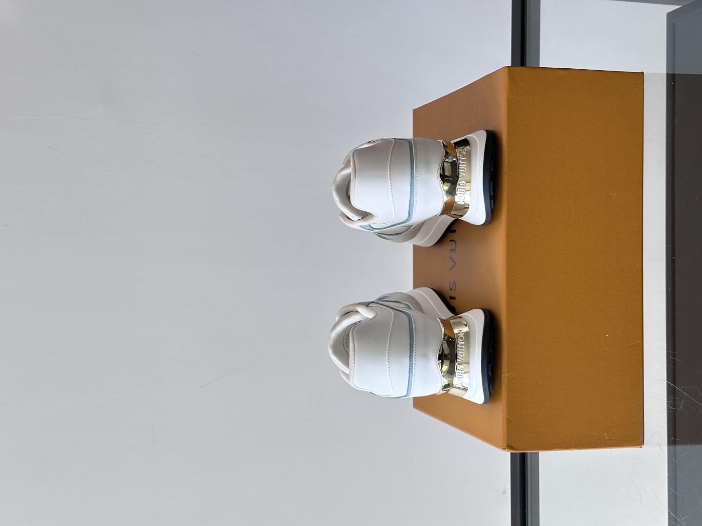  𝐋𝐨𝐮𝐢𝐬 𝐕𝐮𝐢𝐭𝐭𝐨𝐧 𝐑𝐮𝐧𝐚𝐰𝐚𝐲 路易威登经典内增高运动鞋 运动鞋中的纯爱战士 逛街时初印象