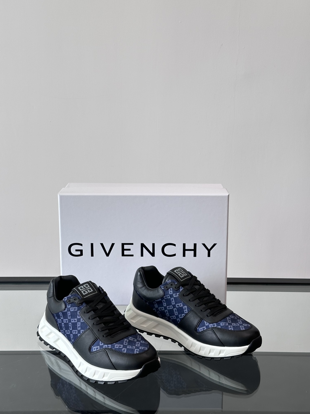 Givench*.纪梵希男士厚底休闲鞋，采用进口小牛皮拼接牛仔面料打造，拼色设计，鞋舌品牌logo装饰，