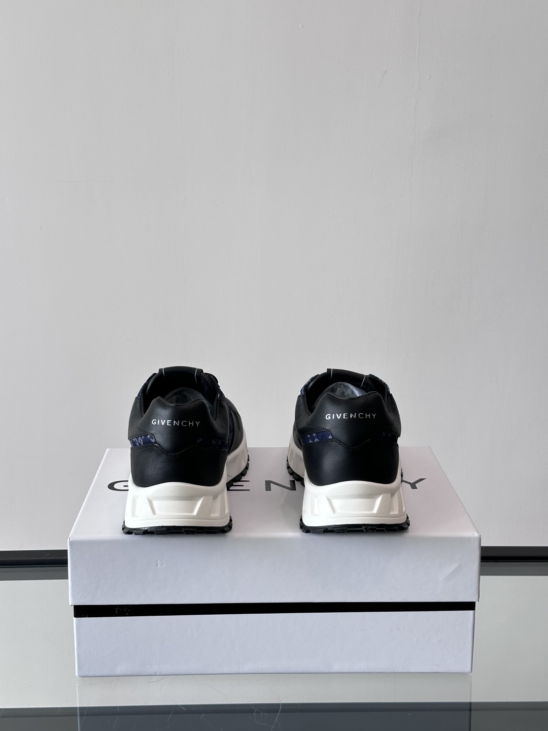Givench*.纪梵希男士厚底休闲鞋，采用进口小牛皮拼接牛仔面料打造，拼色设计，鞋舌品牌logo装饰，