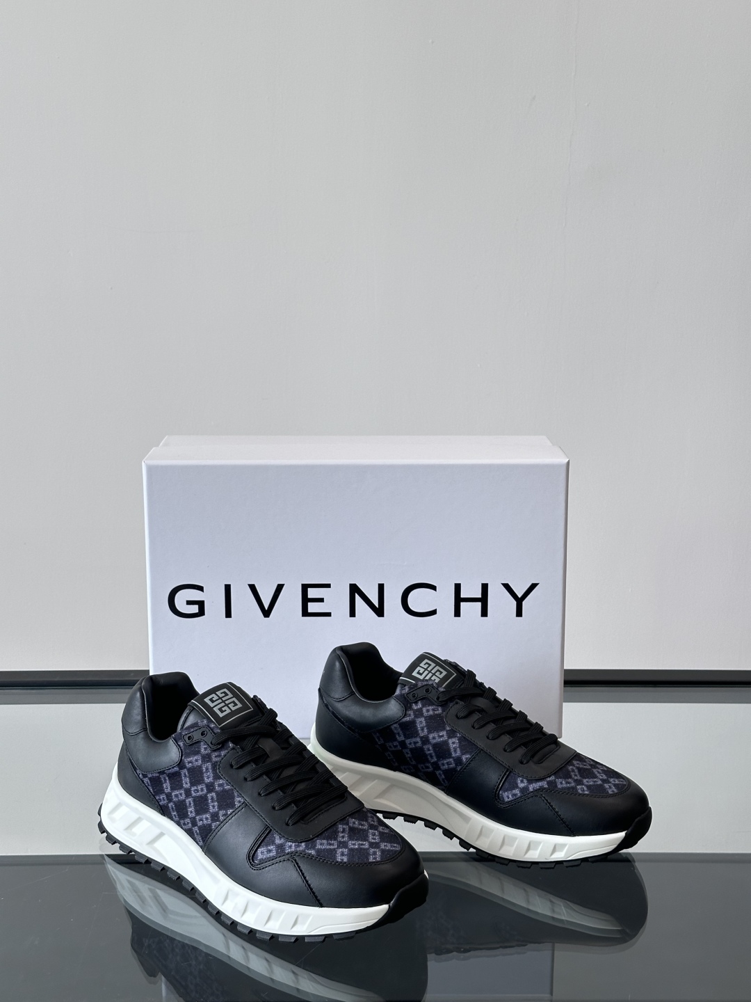 Givench*.纪梵希男士厚底休闲鞋，采用进口小牛皮拼接牛仔面料打造，拼色设计，鞋舌品牌logo装饰，