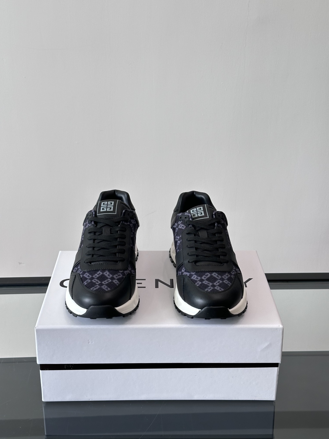Givench*.纪梵希男士厚底休闲鞋，采用进口小牛皮拼接牛仔面料打造，拼色设计，鞋舌品牌logo装饰，