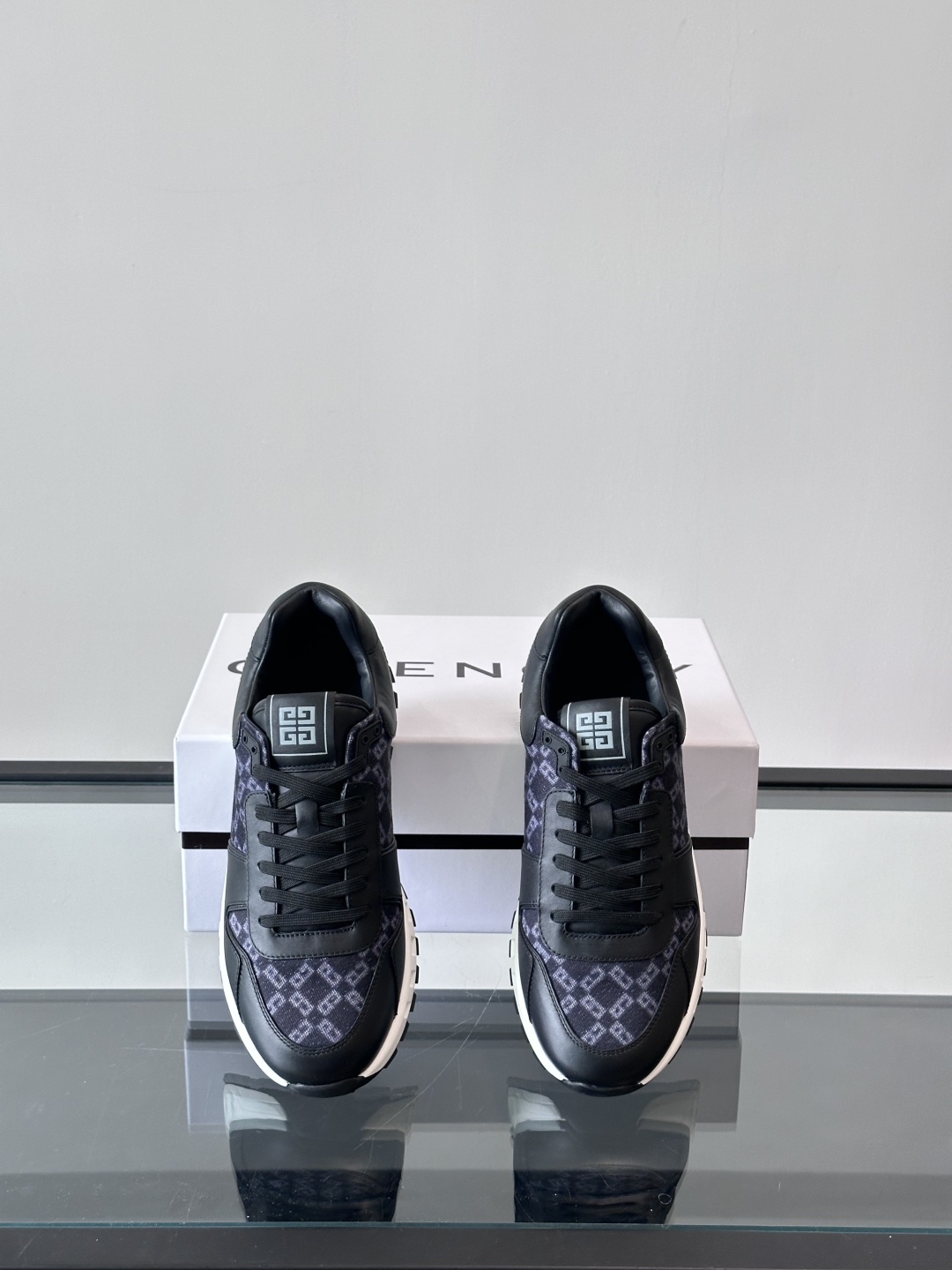 Givench*.纪梵希男士厚底休闲鞋，采用进口小牛皮拼接牛仔面料打造，拼色设计，鞋舌品牌logo装饰，