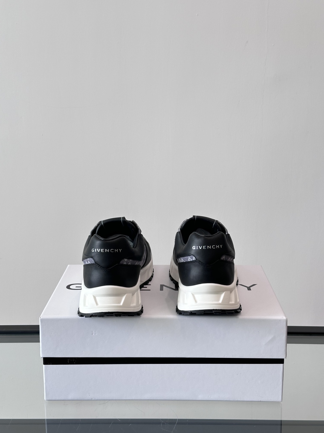 Givench*.纪梵希男士厚底休闲鞋，采用进口小牛皮拼接牛仔面料打造，拼色设计，鞋舌品牌logo装饰，