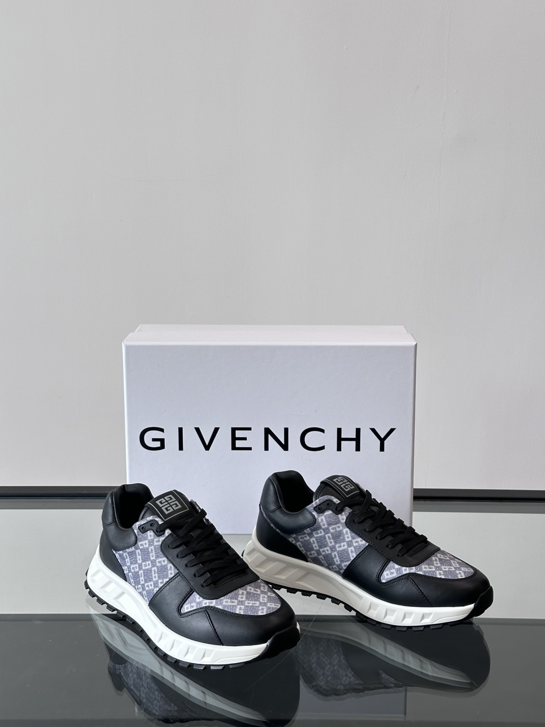 Givench*.纪梵希男士厚底休闲鞋，采用进口小牛皮拼接牛仔面料打造，拼色设计，鞋舌品牌logo装饰，