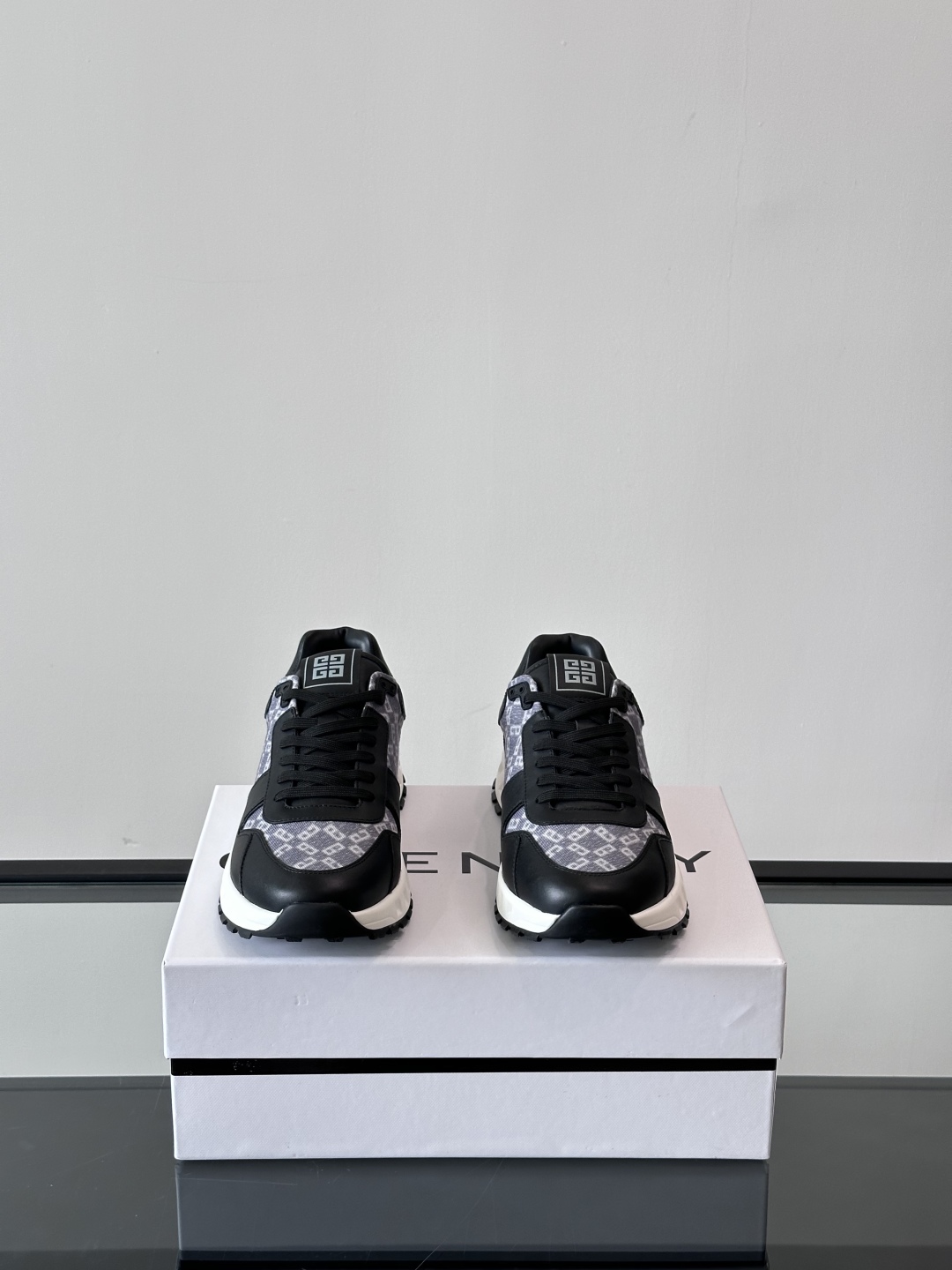 Givench*.纪梵希男士厚底休闲鞋，采用进口小牛皮拼接牛仔面料打造，拼色设计，鞋舌品牌logo装饰，