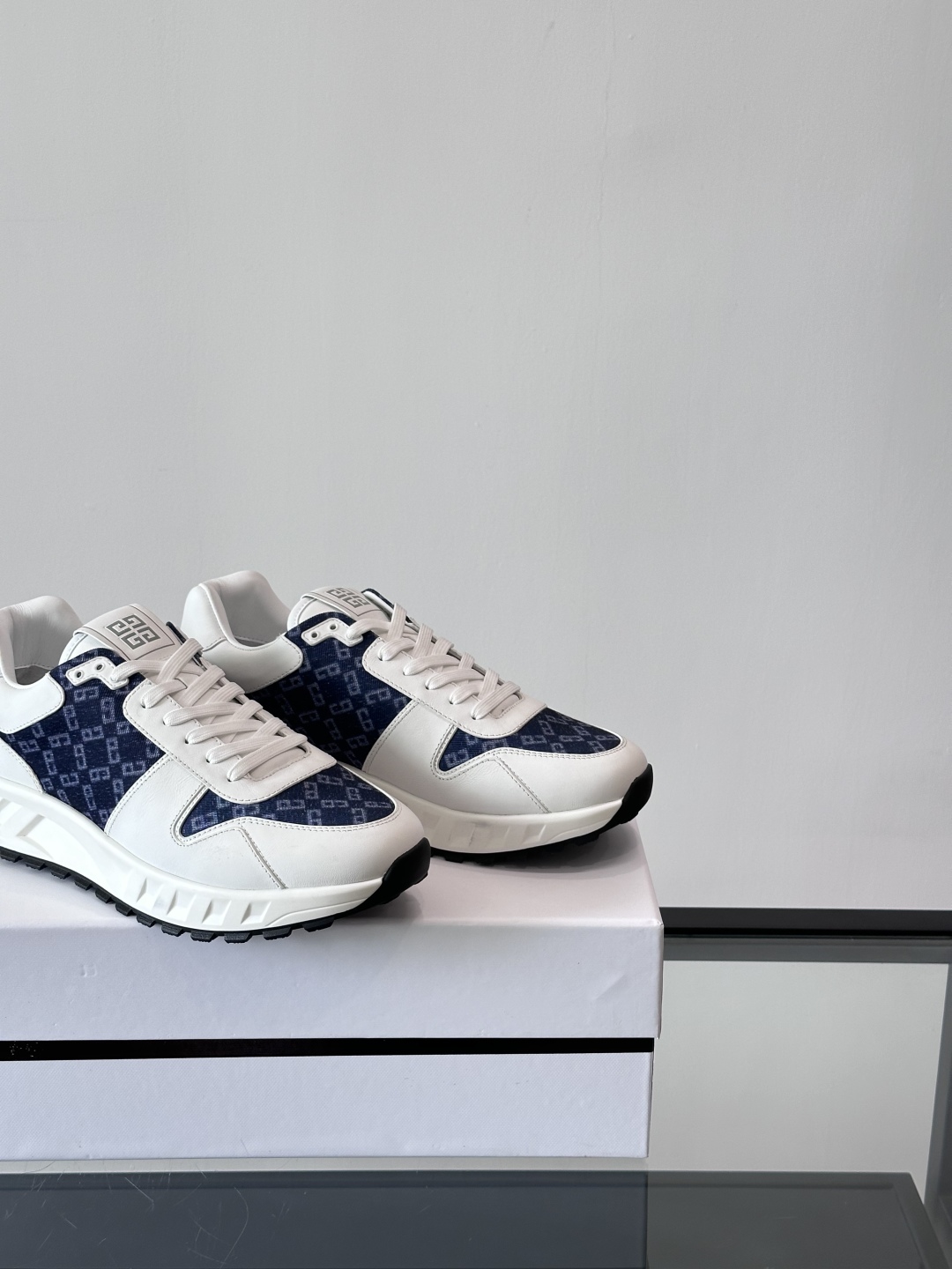 Givench*.纪梵希男士厚底休闲鞋，采用进口小牛皮拼接牛仔面料打造，拼色设计，鞋舌品牌logo装饰，