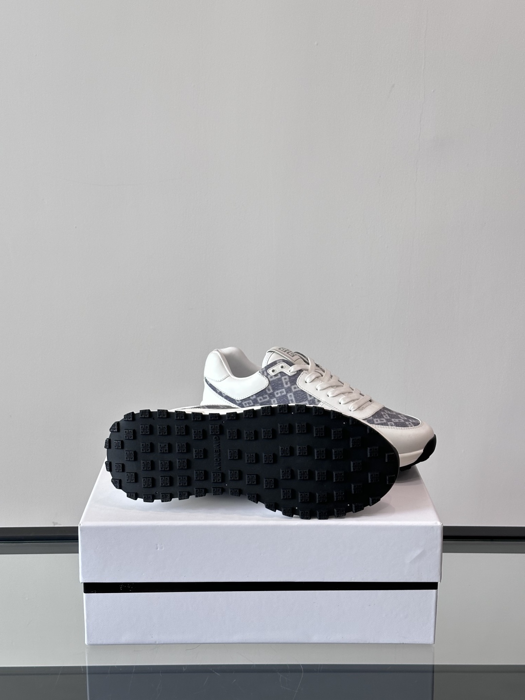 Givench*.纪梵希男士厚底休闲鞋，采用进口小牛皮拼接牛仔面料打造，拼色设计，鞋舌品牌logo装饰，