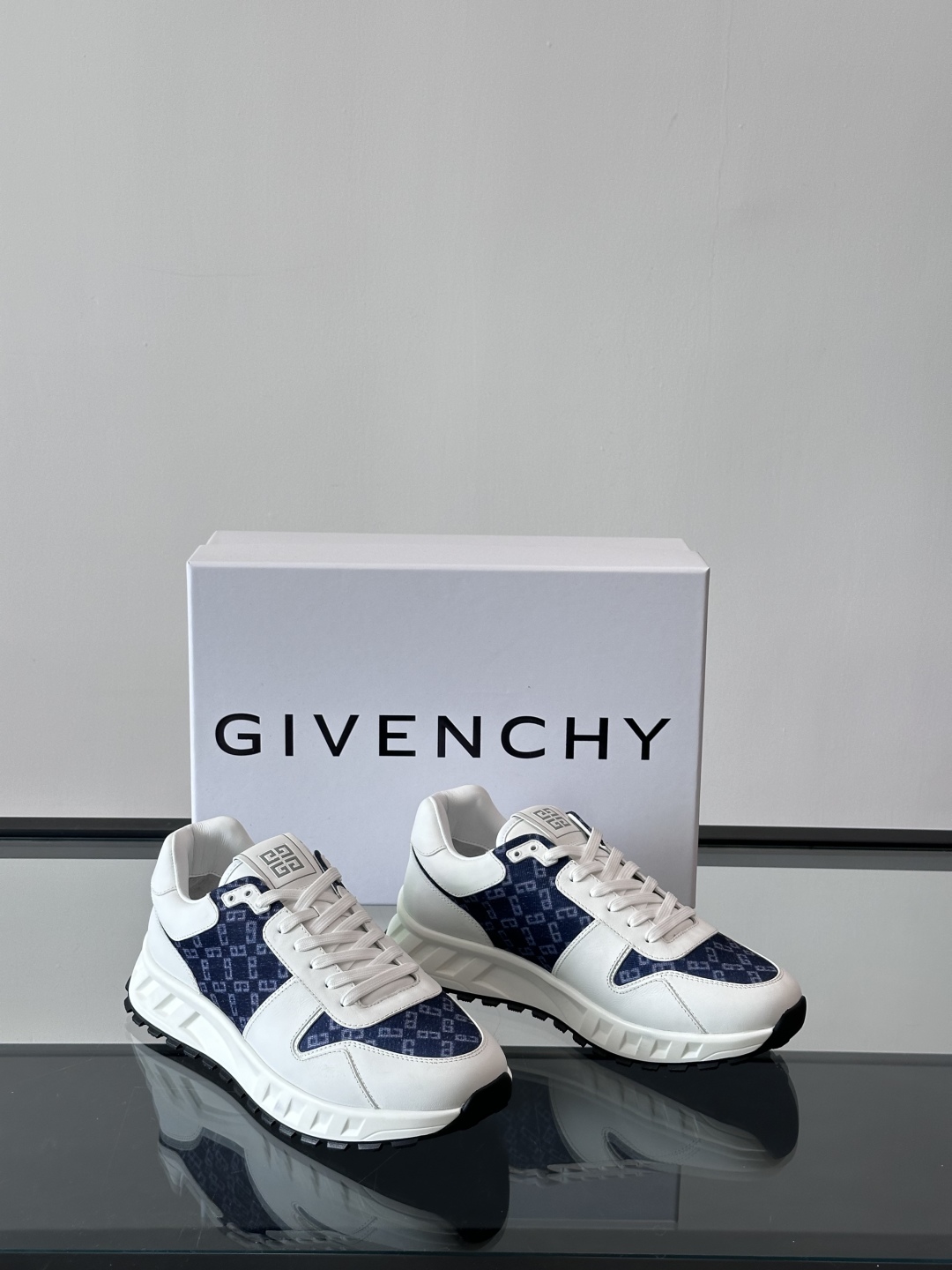 Givench*.纪梵希男士厚底休闲鞋，采用进口小牛皮拼接牛仔面料打造，拼色设计，鞋舌品牌logo装饰，