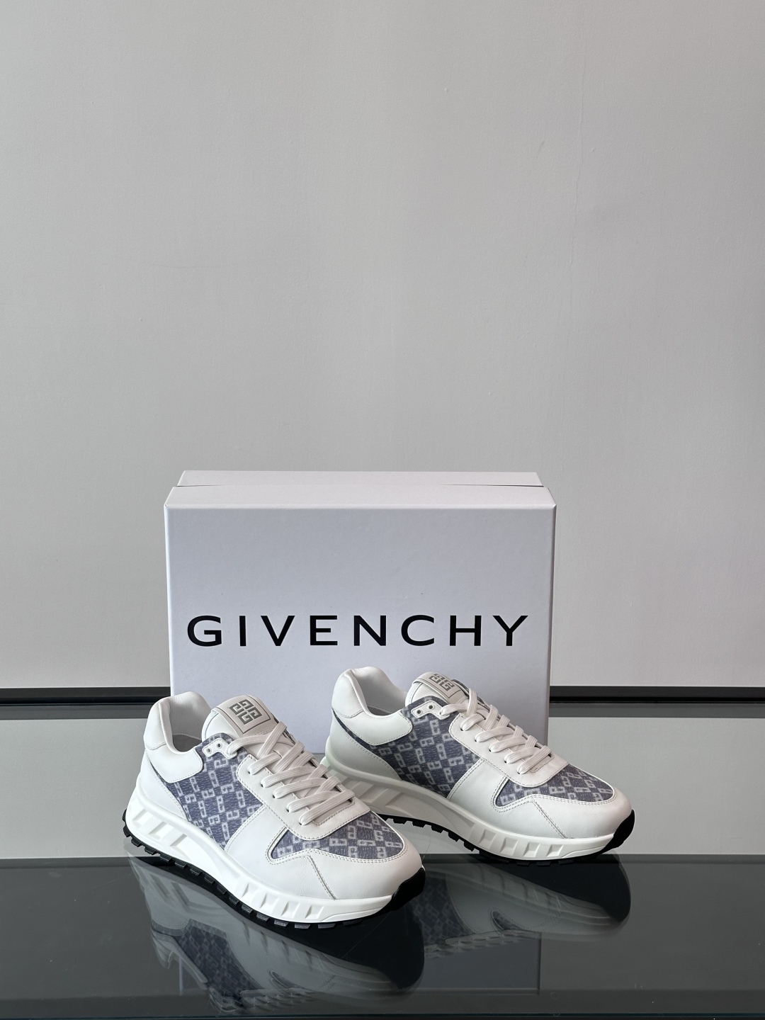 Givench*.纪梵希男士厚底休闲鞋，采用进口小牛皮拼接牛仔面料打造，拼色设计，鞋舌品牌logo装饰，