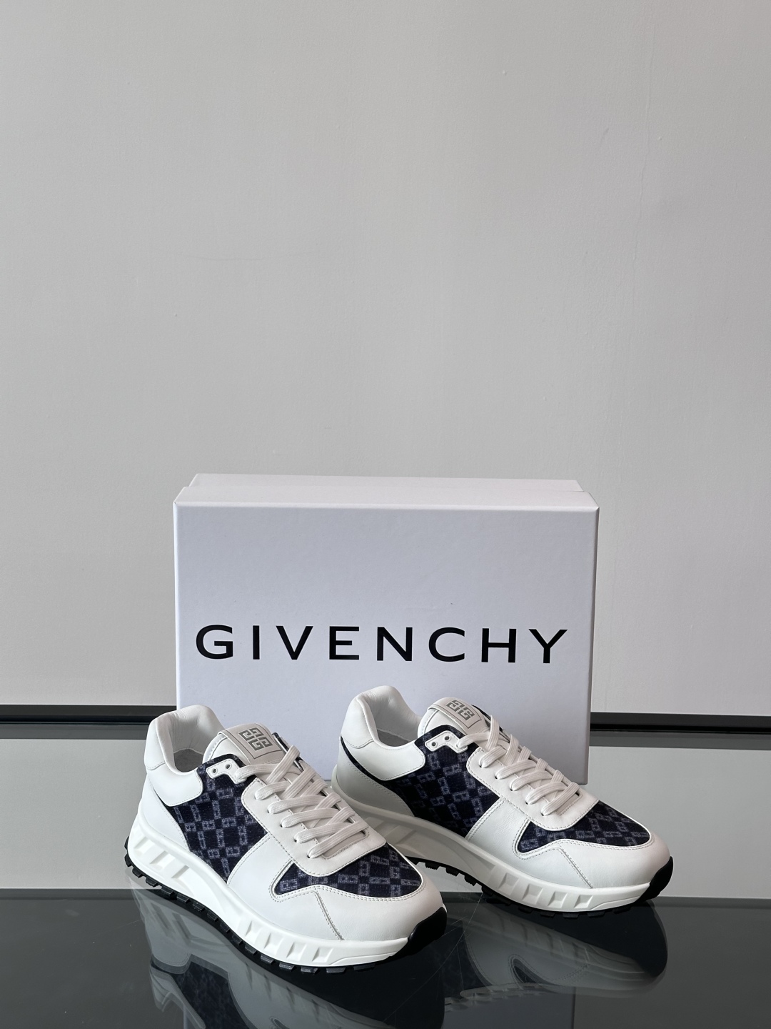 Givench*.纪梵希男士厚底休闲鞋，采用进口小牛皮拼接牛仔面料打造，拼色设计，鞋舌品牌logo装饰，
