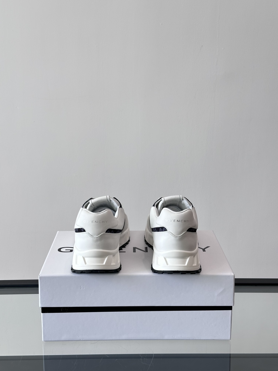 Givench*.纪梵希男士厚底休闲鞋，采用进口小牛皮拼接牛仔面料打造，拼色设计，鞋舌品牌logo装饰，