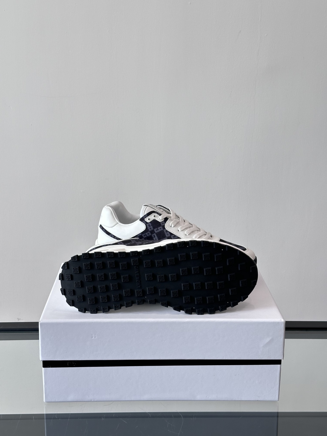 Givench*.纪梵希男士厚底休闲鞋，采用进口小牛皮拼接牛仔面料打造，拼色设计，鞋舌品牌logo装饰，
