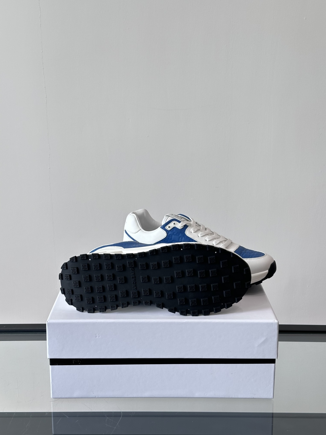 Givench*.纪梵希休闲运动鞋👞，采用进口小牛皮打造，鞋身印有纪梵希logo，内里小牛皮 舒适度高！
