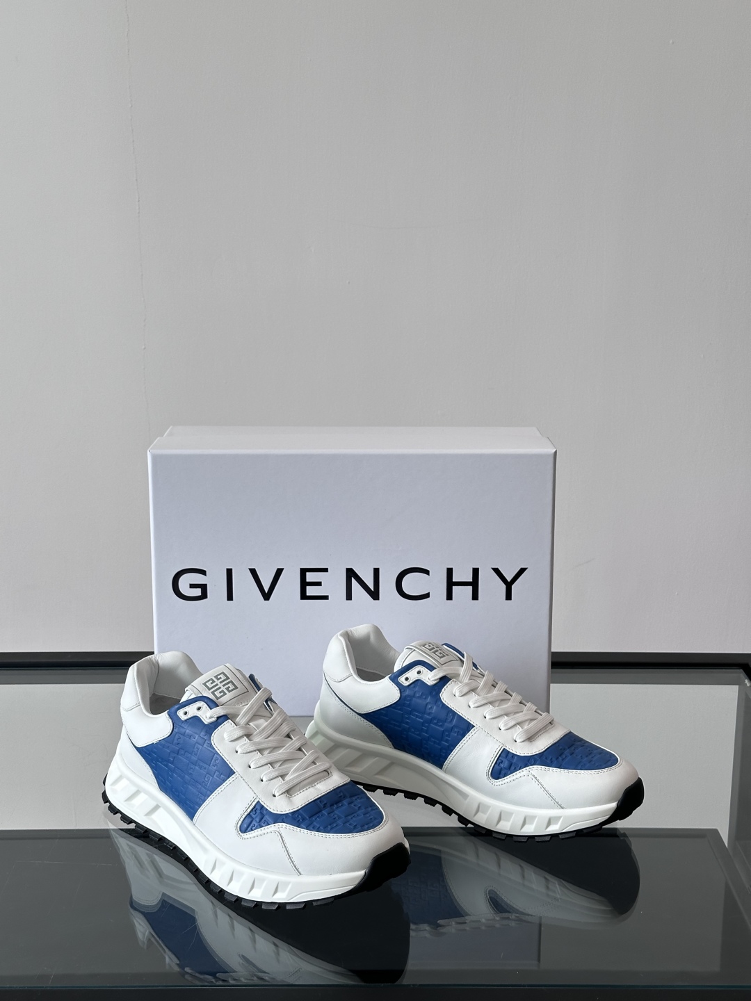 Givench*.纪梵希休闲运动鞋👞，采用进口小牛皮打造，鞋身印有纪梵希logo，内里小牛皮 舒适度高！