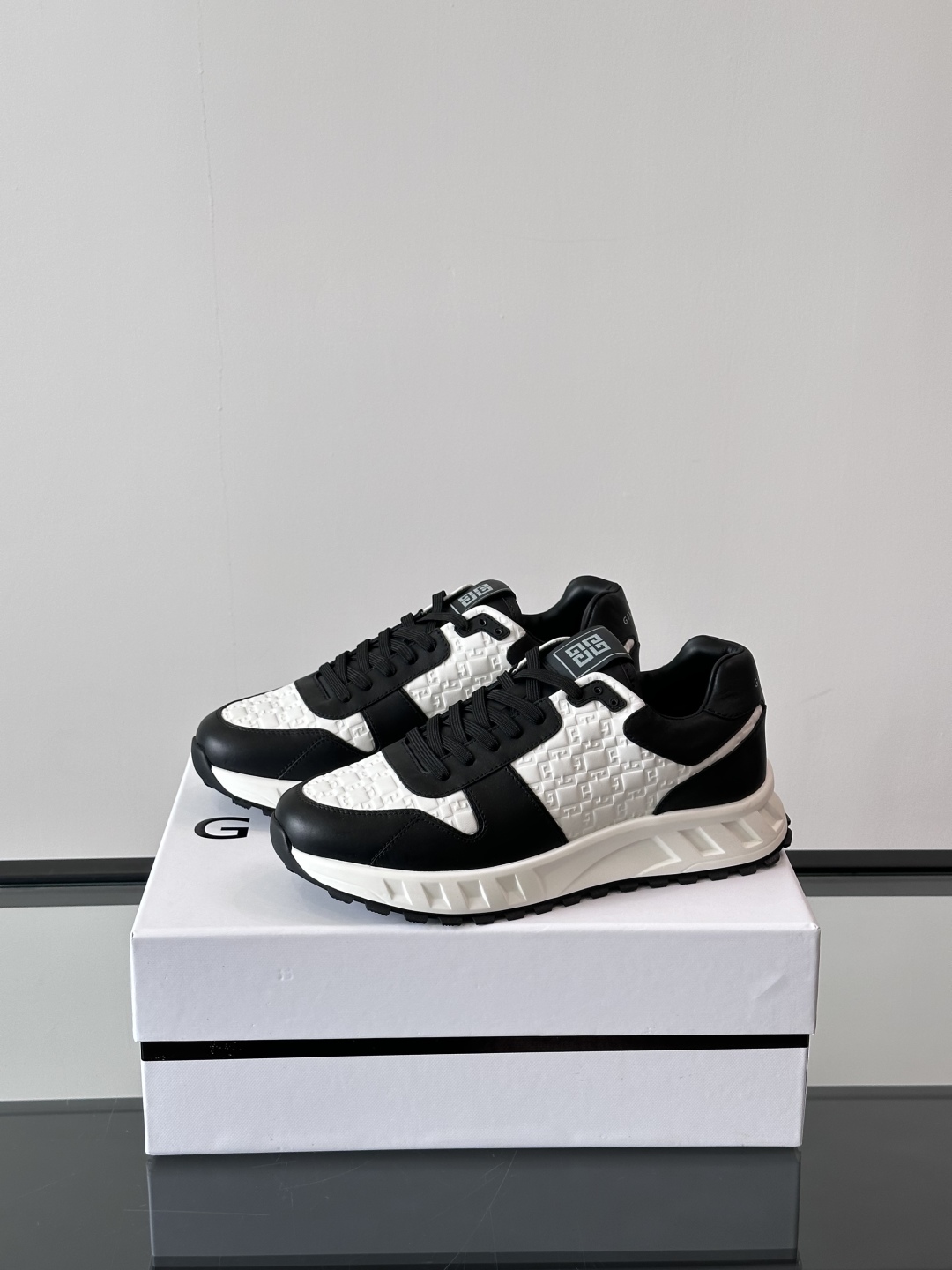 Givench*.纪梵希休闲运动鞋👞，采用进口小牛皮打造，鞋身印有纪梵希logo，内里小牛皮 舒适度高！