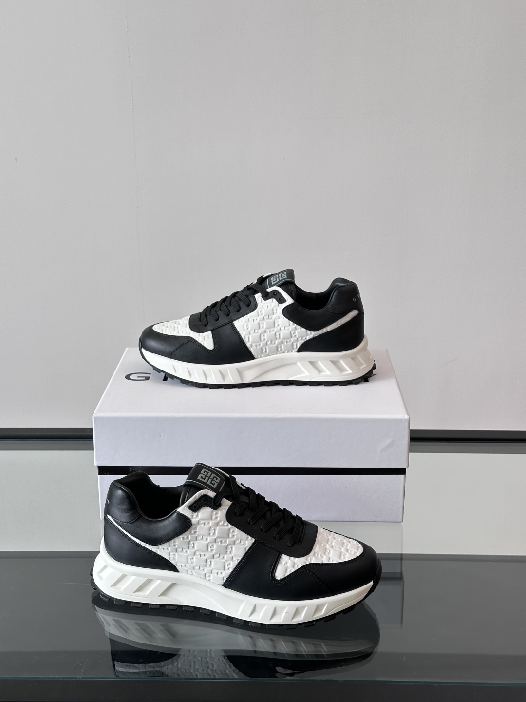 Givench*.纪梵希休闲运动鞋👞，采用进口小牛皮打造，鞋身印有纪梵希logo，内里小牛皮 舒适度高！