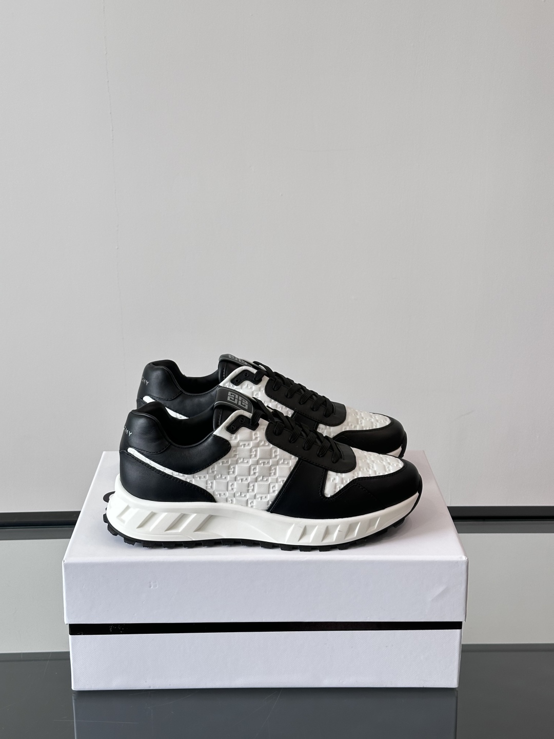 Givench*.纪梵希休闲运动鞋👞，采用进口小牛皮打造，鞋身印有纪梵希logo，内里小牛皮 舒适度高！
