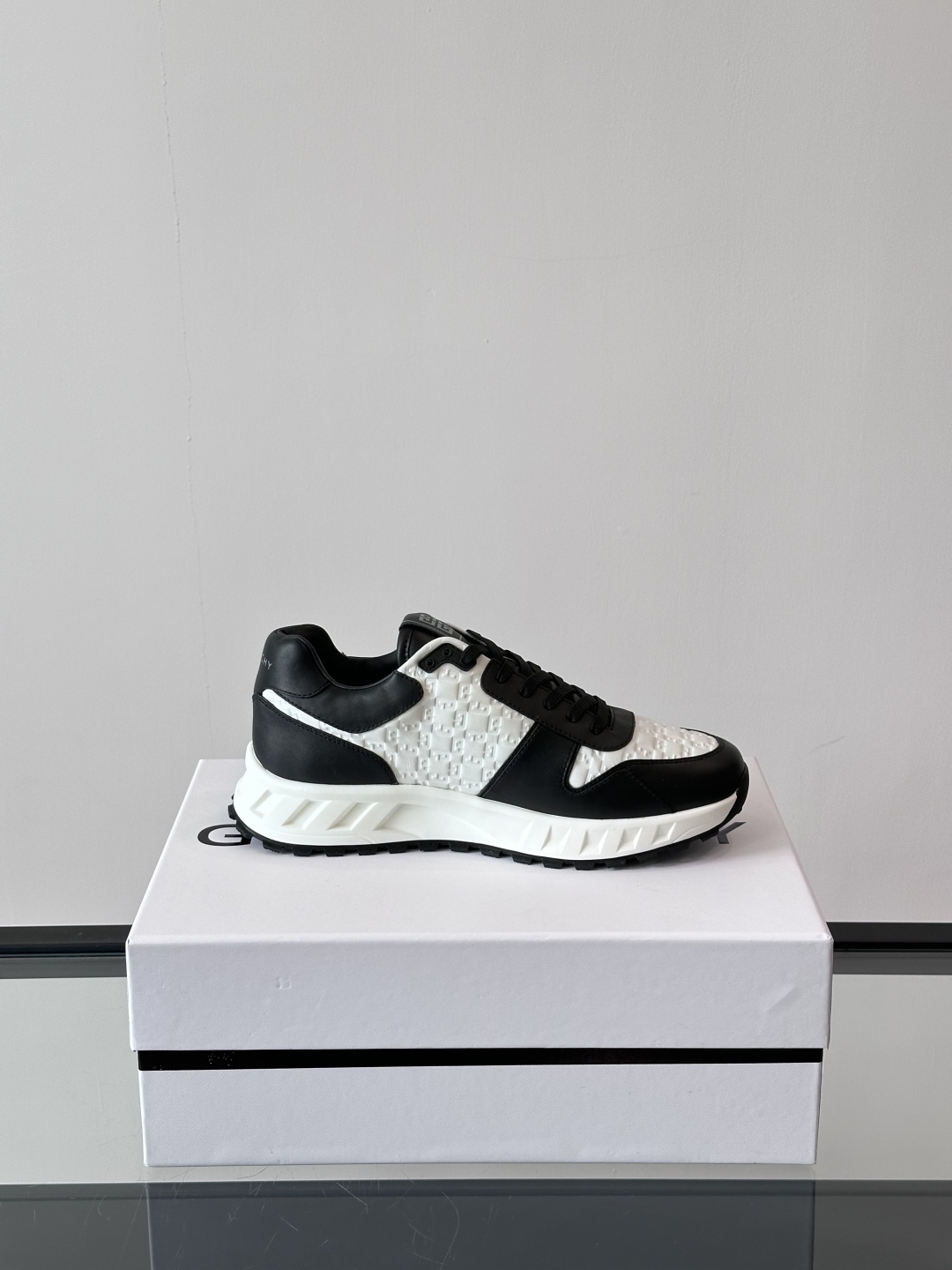 Givench*.纪梵希休闲运动鞋👞，采用进口小牛皮打造，鞋身印有纪梵希logo，内里小牛皮 舒适度高！