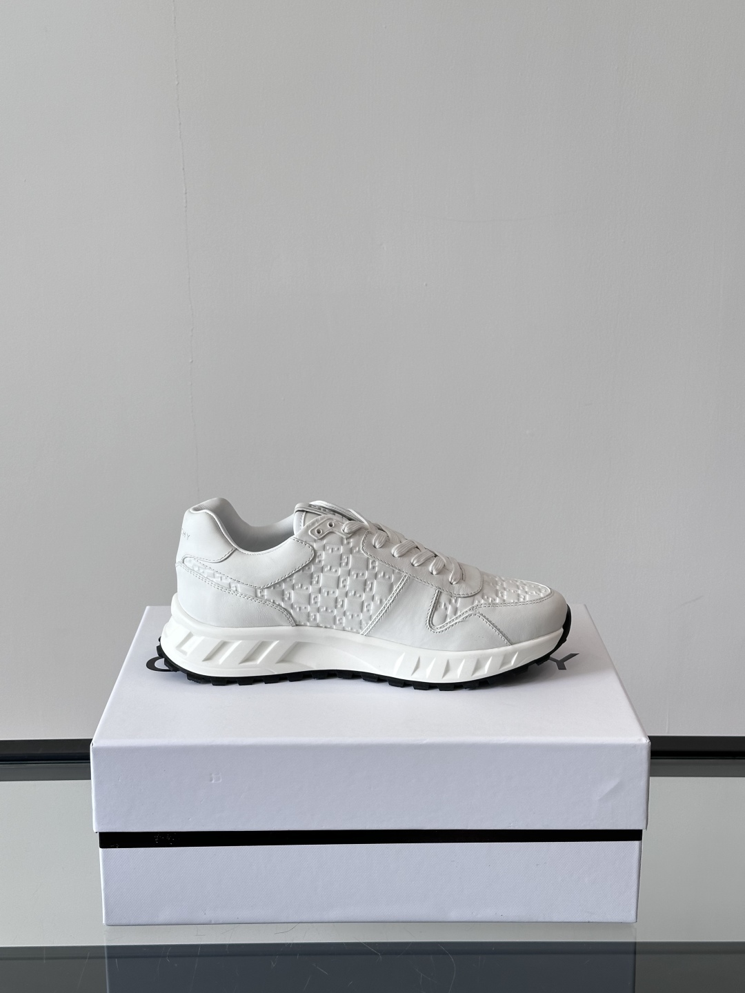Givench*.纪梵希休闲运动鞋👞，采用进口小牛皮打造，鞋身印有纪梵希logo，内里小牛皮 舒适度高！