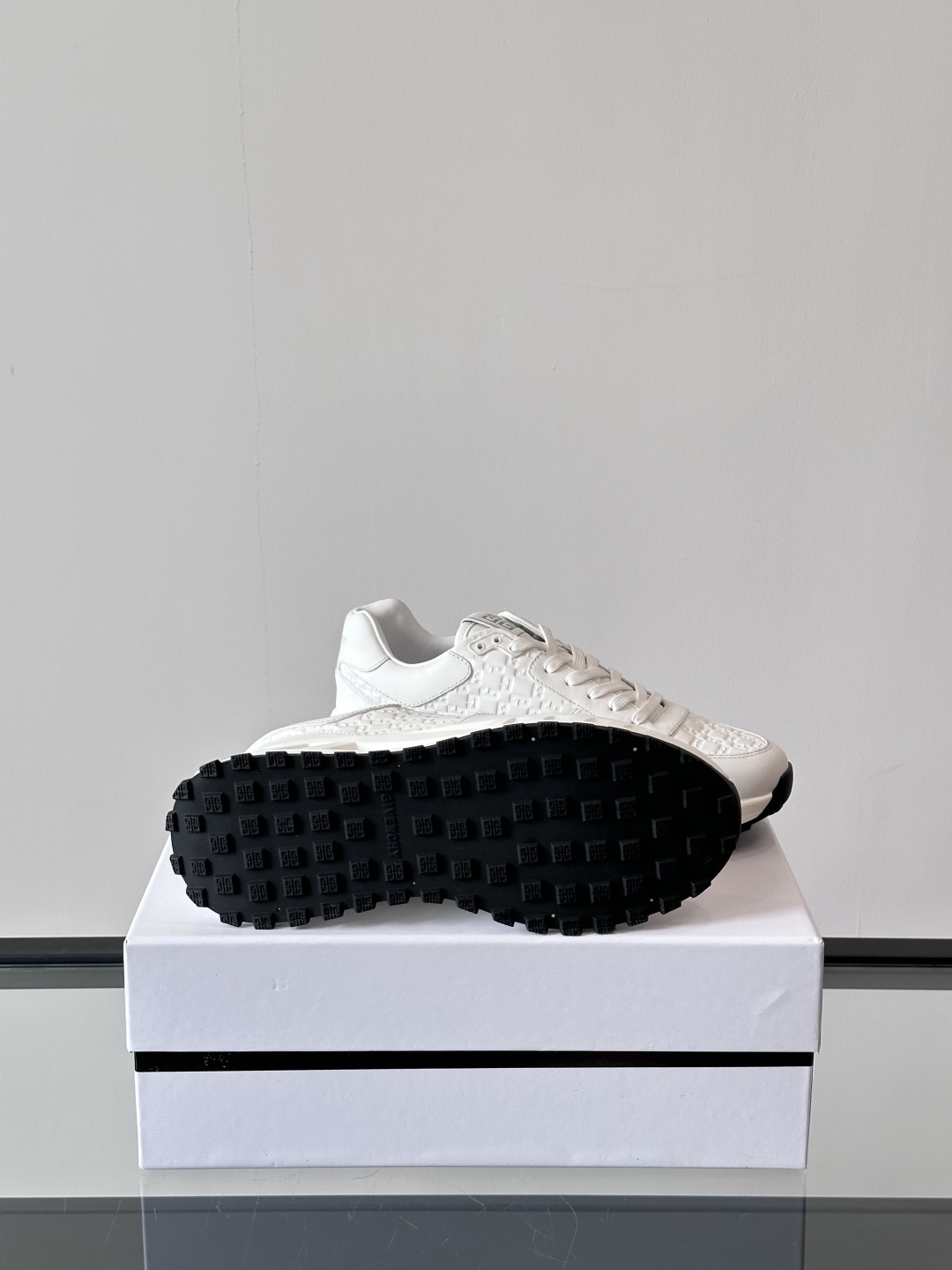 Givench*.纪梵希休闲运动鞋👞，采用进口小牛皮打造，鞋身印有纪梵希logo，内里小牛皮 舒适度高！