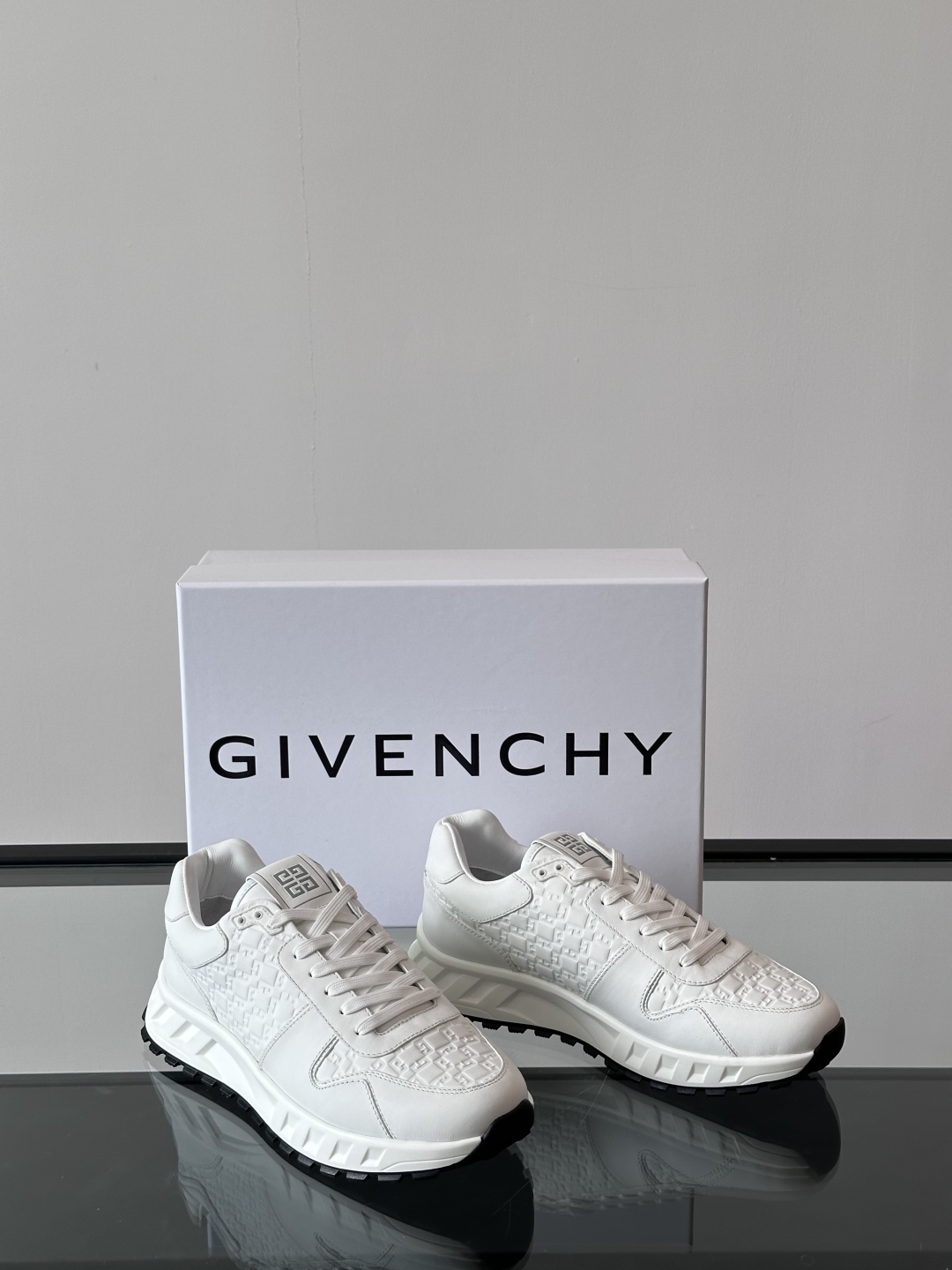 Givench*.纪梵希休闲运动鞋👞，采用进口小牛皮打造，鞋身印有纪梵希logo，内里小牛皮 舒适度高！