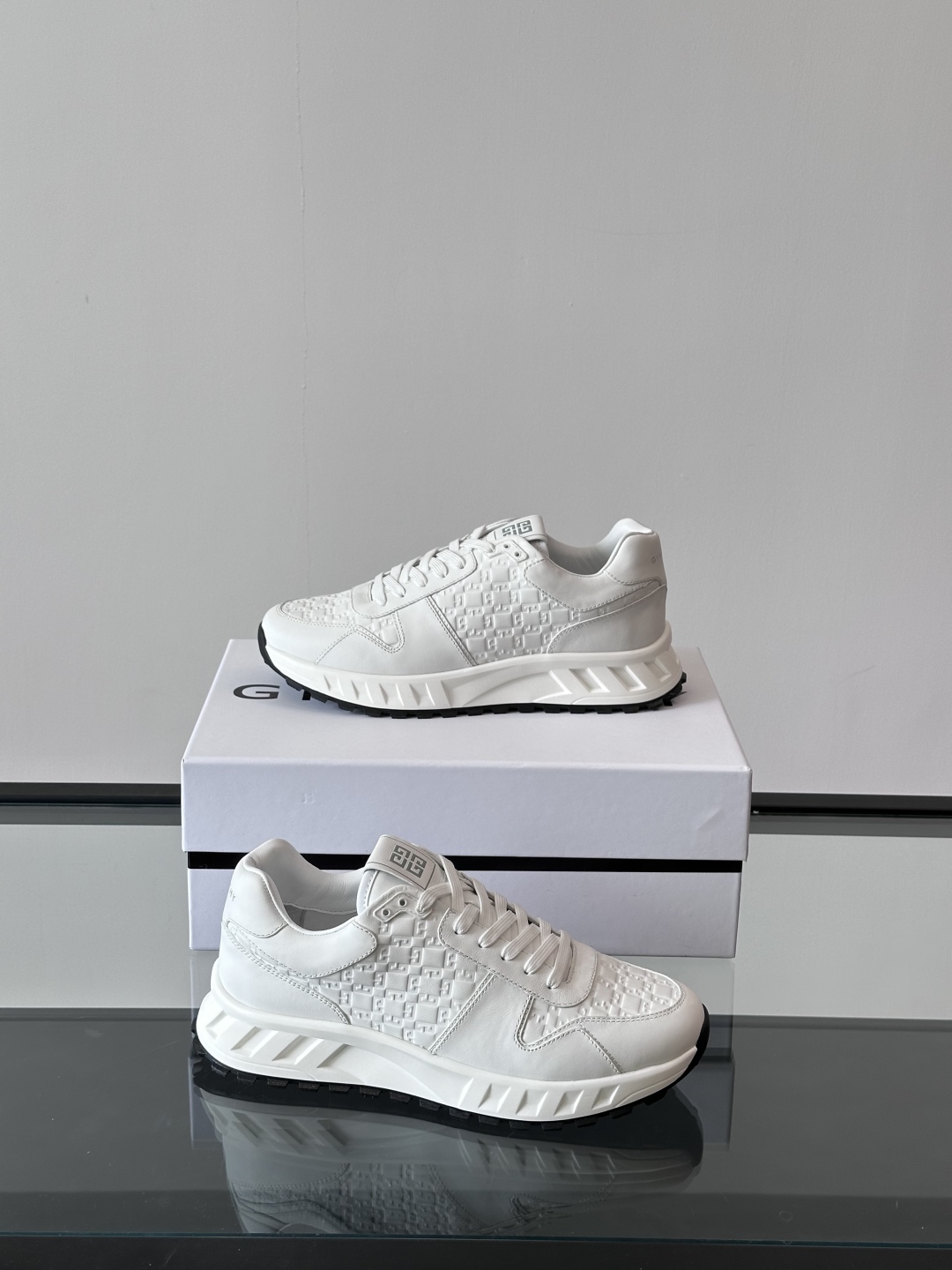 Givench*.纪梵希休闲运动鞋👞，采用进口小牛皮打造，鞋身印有纪梵希logo，内里小牛皮 舒适度高！