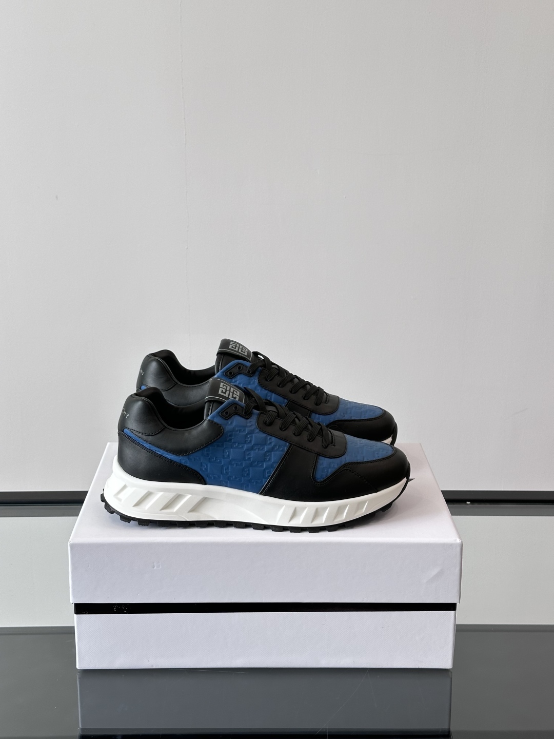 Givench*.纪梵希休闲运动鞋👞，采用进口小牛皮打造，鞋身印有纪梵希logo，内里小牛皮 舒适度高！